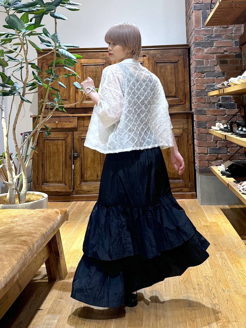 ブラック系のバレエシューズ、ブラック系のキャミソール、ブラック系のスカートを着用したレディースの夏コーディネートの4枚目の写真