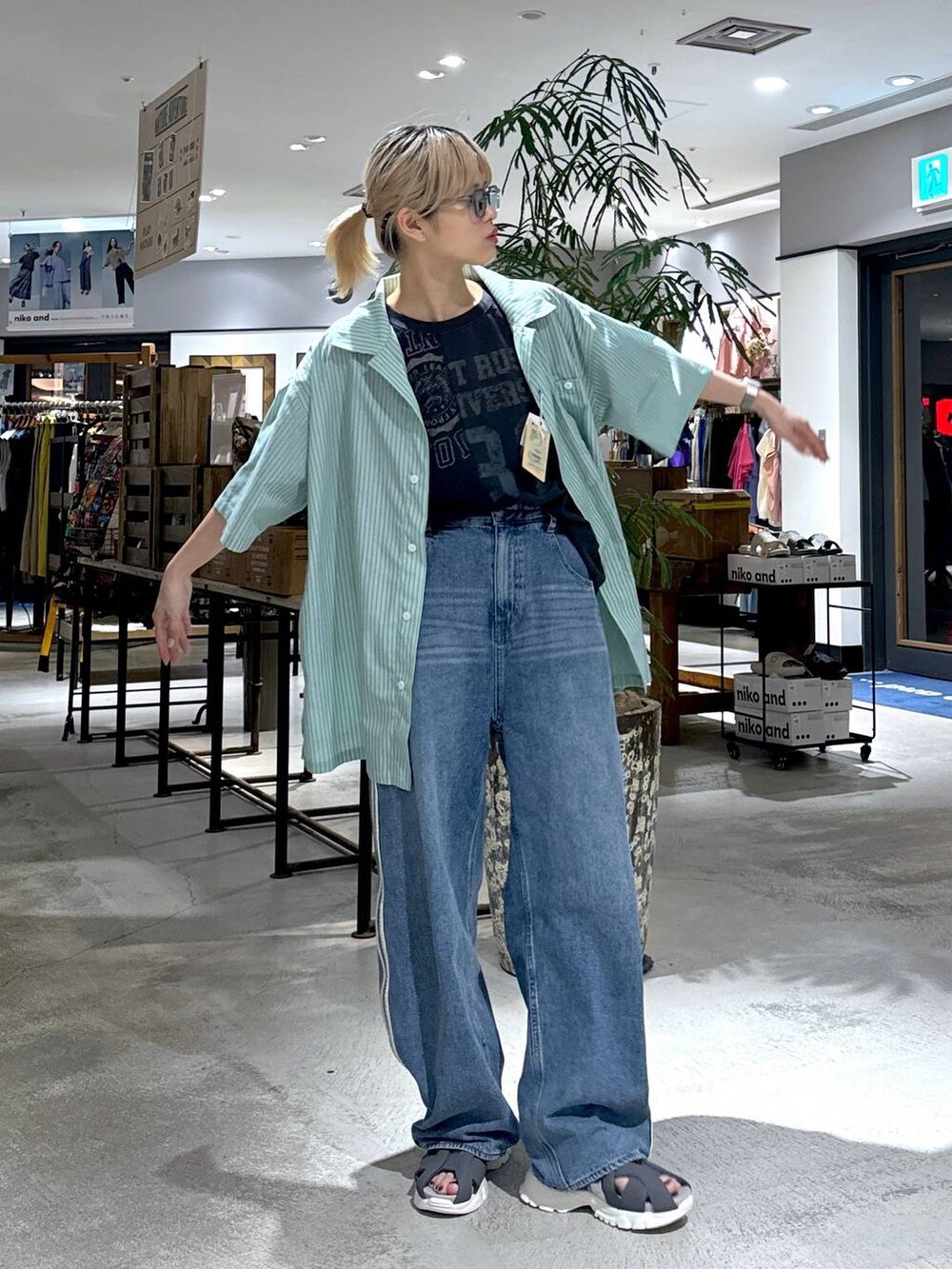 その他のTシャツ/カットソー、グリーン系のシャツ/ブラウス、グレー系のサングラスを着用したレディースの春コーディネートの2枚目の写真