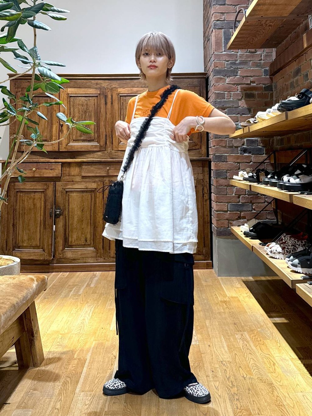 その他のスニーカー、ブラック系のショルダーバッグ、ホワイト系のキャミソールを着用したレディースの夏コーディネートの3枚目の写真