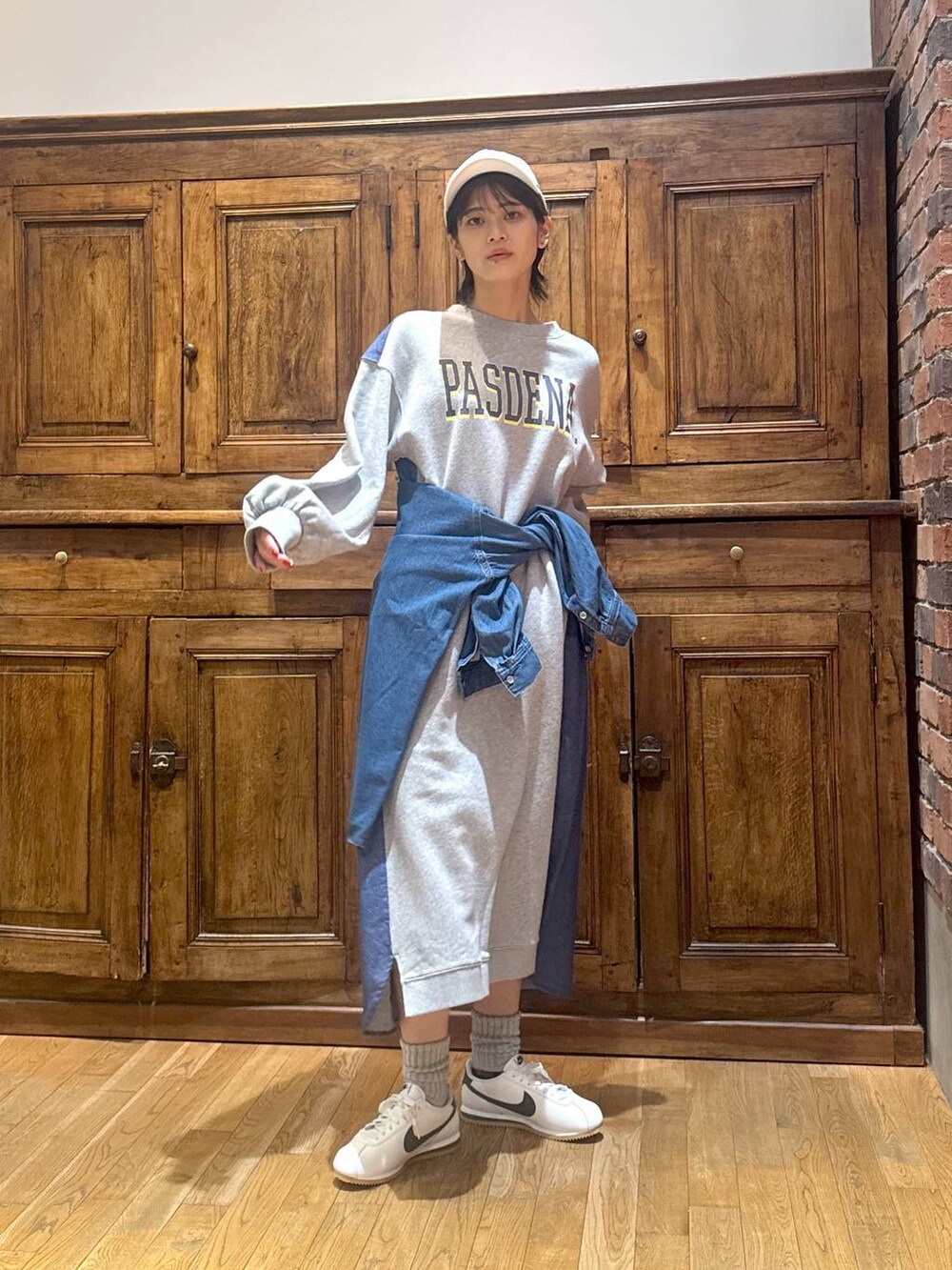 ブルー系のシャツ/ブラウス、グレー系のワンピース、ホワイト系のキャップを着用したレディースの冬コーディネートの3枚目の写真