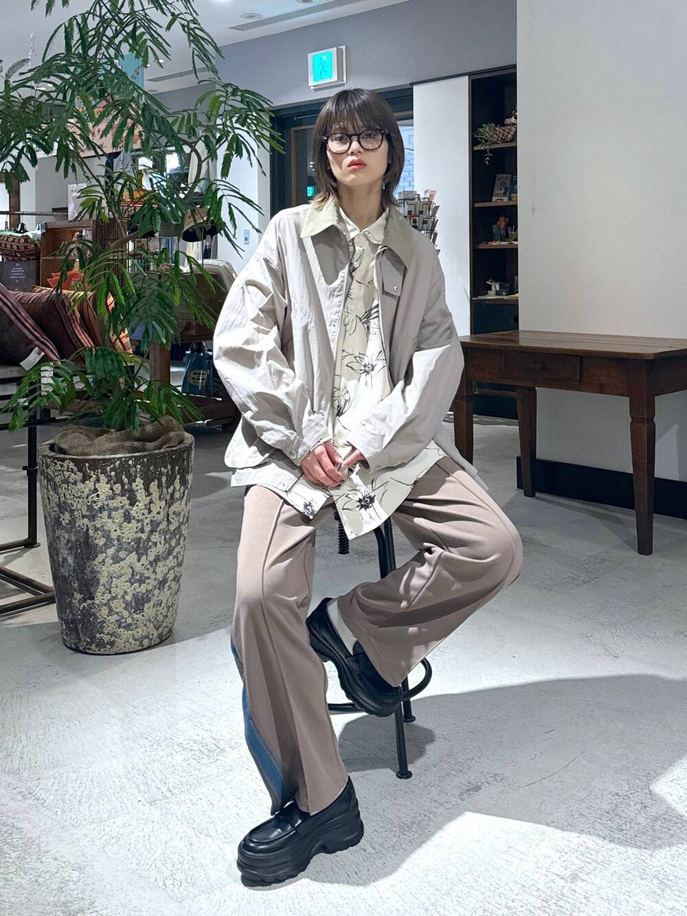 ブラック系のローファー、ブラウン系のその他パンツ、ベージュ系のシャツ/ブラウスを着用したメンズの冬コーディネートの3枚目の写真