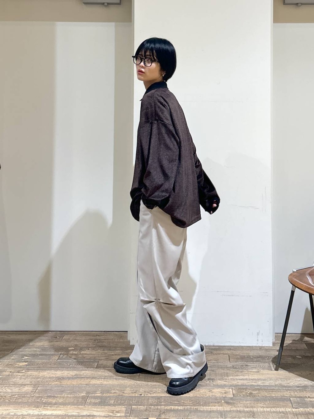 ブラウン系のポロシャツを着用したレディースの秋コーディネートの5枚目の写真