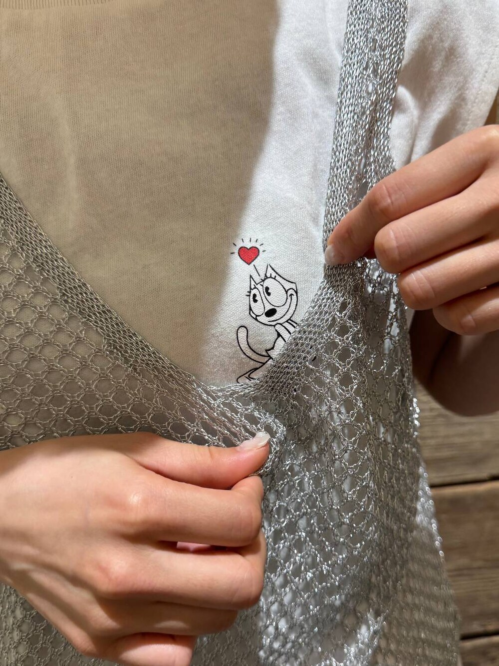 グレー系のキャミソール、ピンク系のその他パンツを着用したレディースの夏コーディネートの5枚目の写真