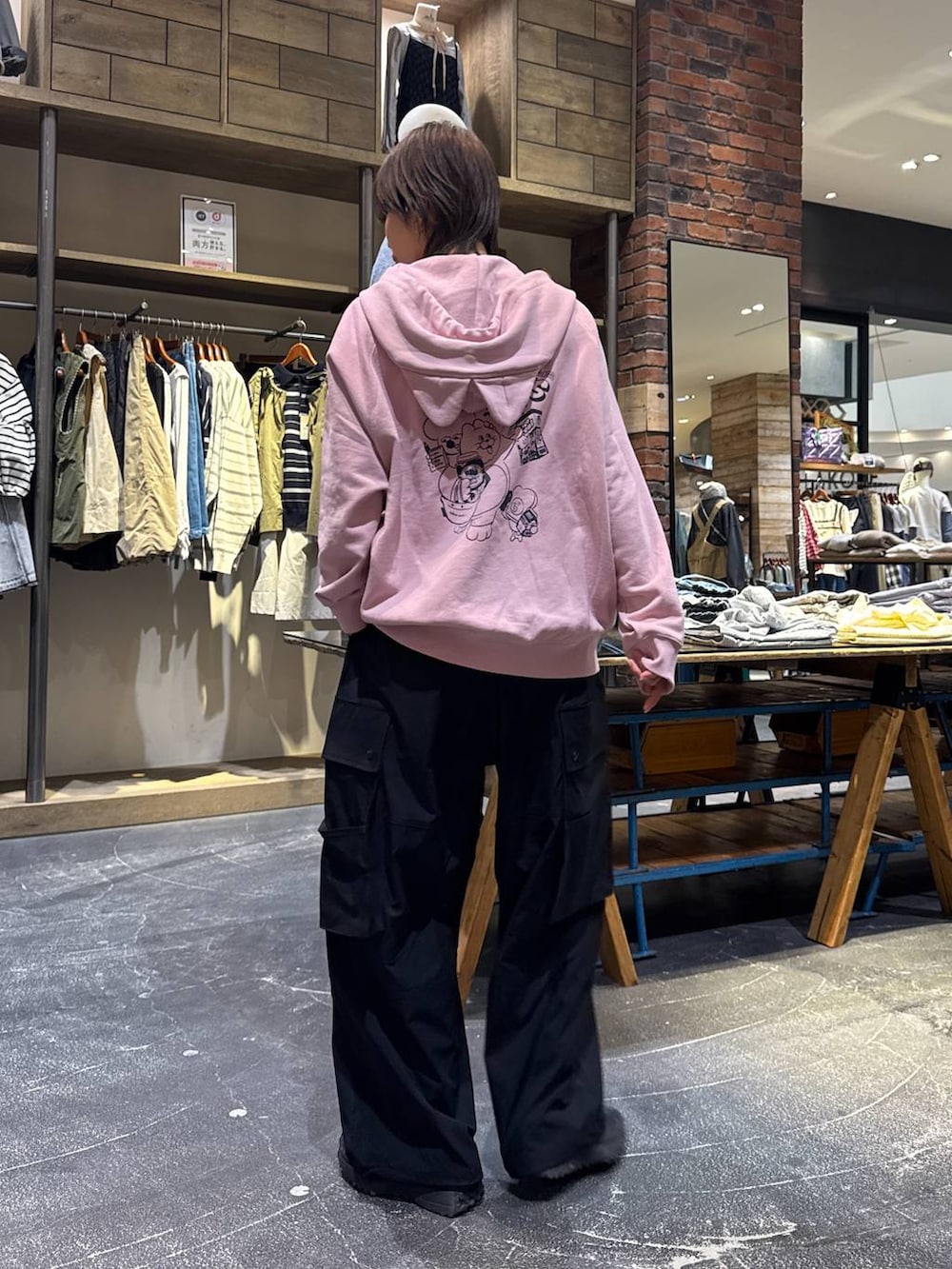 「ワントーン、カジュアル、韓国系、春コーデ、骨格ウェーブ、高身長、niko and ...、パーカー」｜「NEW BALANCEの【New Balance(ニューバランス)】WS327 TBC（スニーカー、ブラック系）」を使った、もずさん（レディース・165cm）の春コーディネートの3枚目の写真