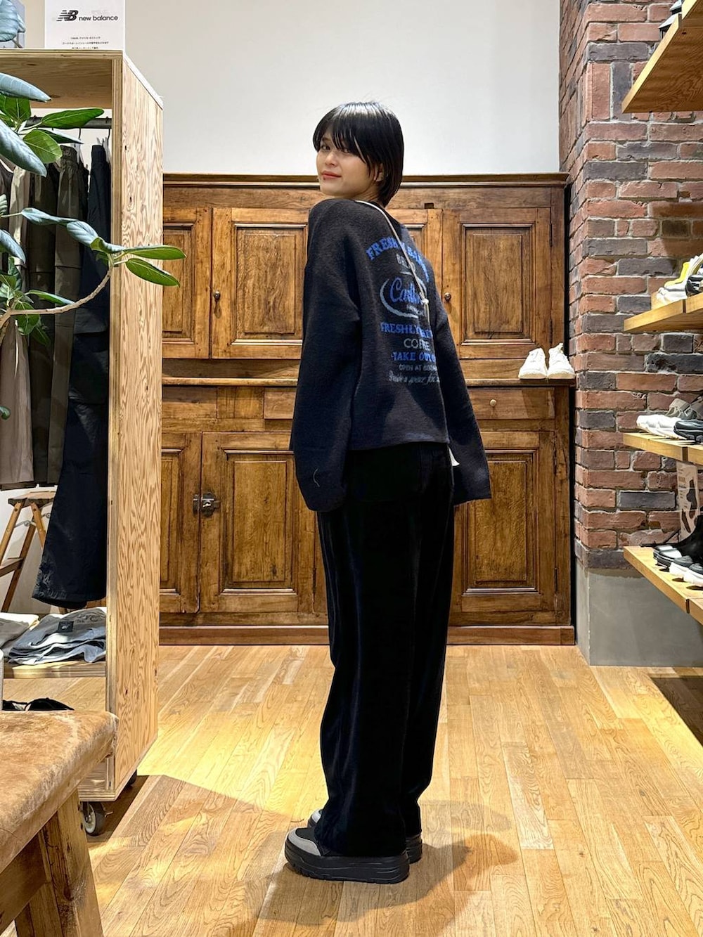 ブラック系のその他パンツ、ブラック系のニット/セーター、ブラック系のショルダーバッグを着用したレディースの秋コーディネートの3枚目の写真