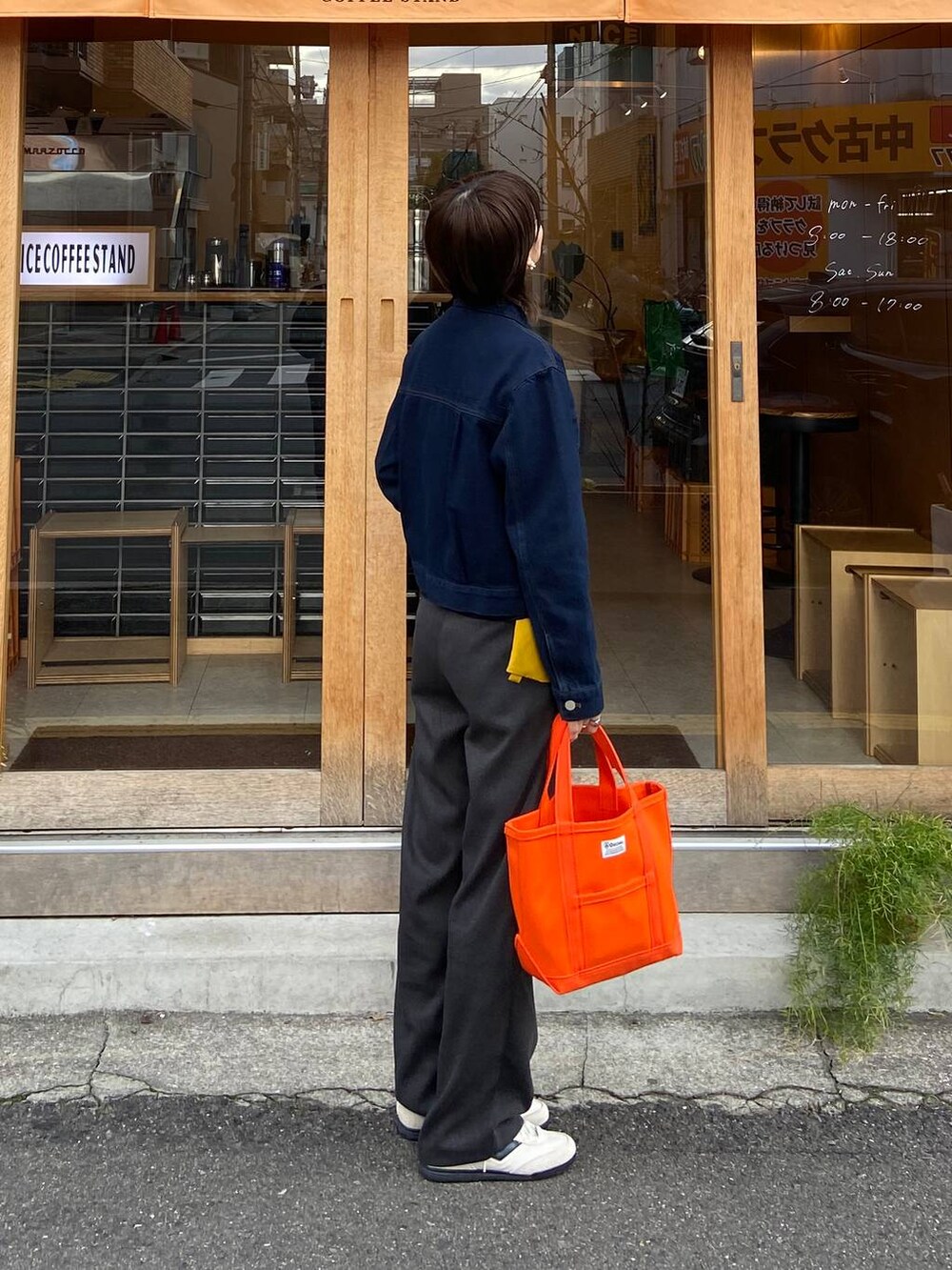 ホワイト系のスニーカーを着用したレディースの春コーディネートの2枚目の写真