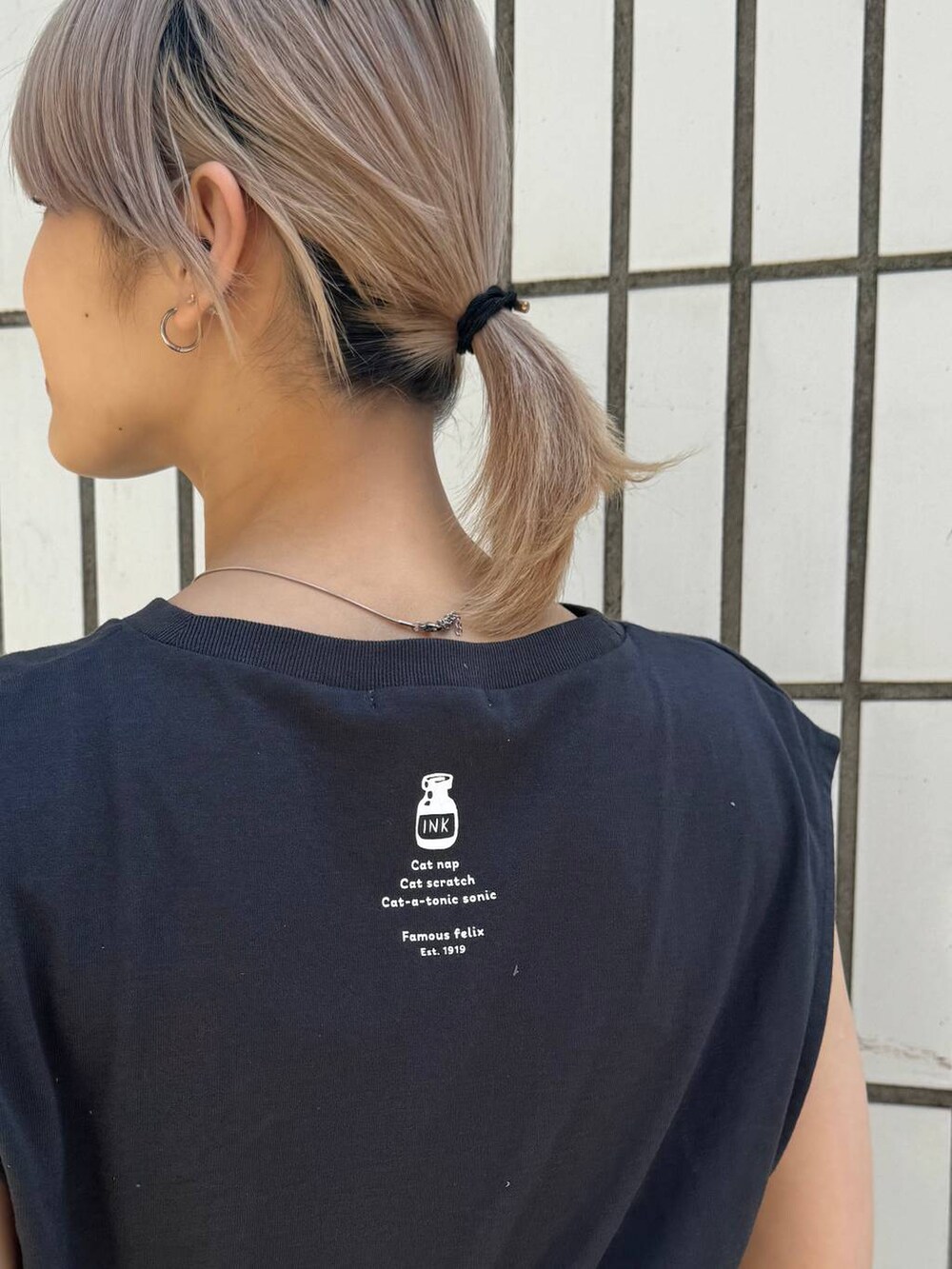 ベージュ系のサンダルを着用したレディースの夏コーディネートの3枚目の写真