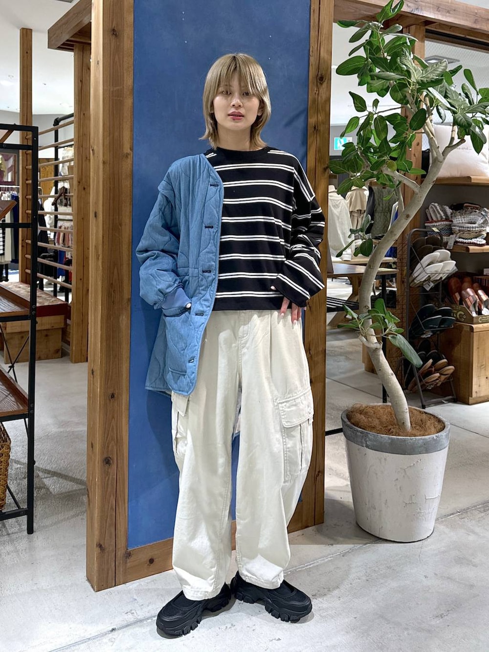 ブルー系のその他アウター、ベージュ系のカーゴパンツ、ブラック系のスニーカーを着用したレディースの春コーディネートの4枚目の写真