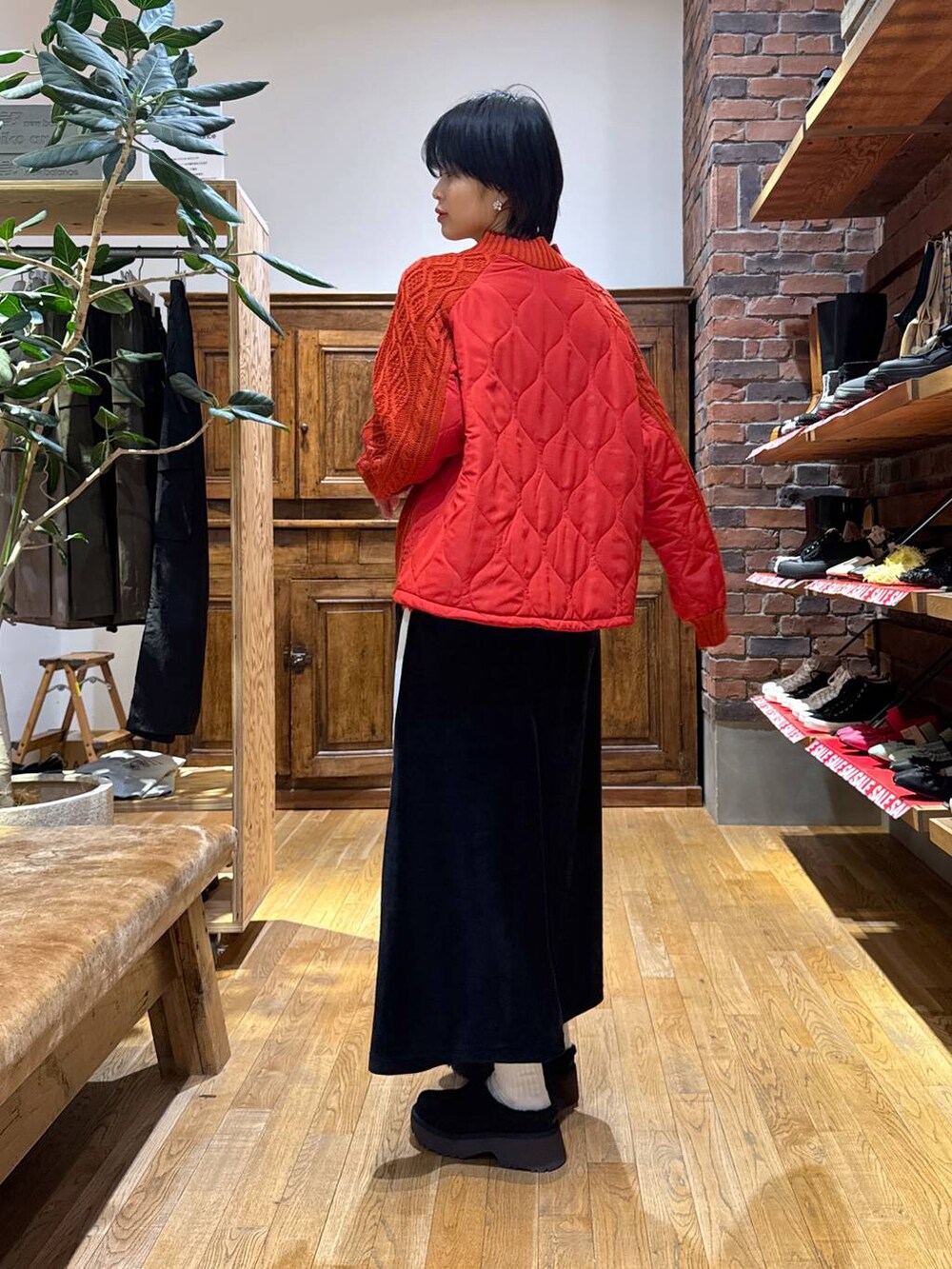 ブラック系のその他シューズ、ブラック系のスカート、レッド系のニット/セーターを着用したレディースの冬コーディネートの2枚目の写真