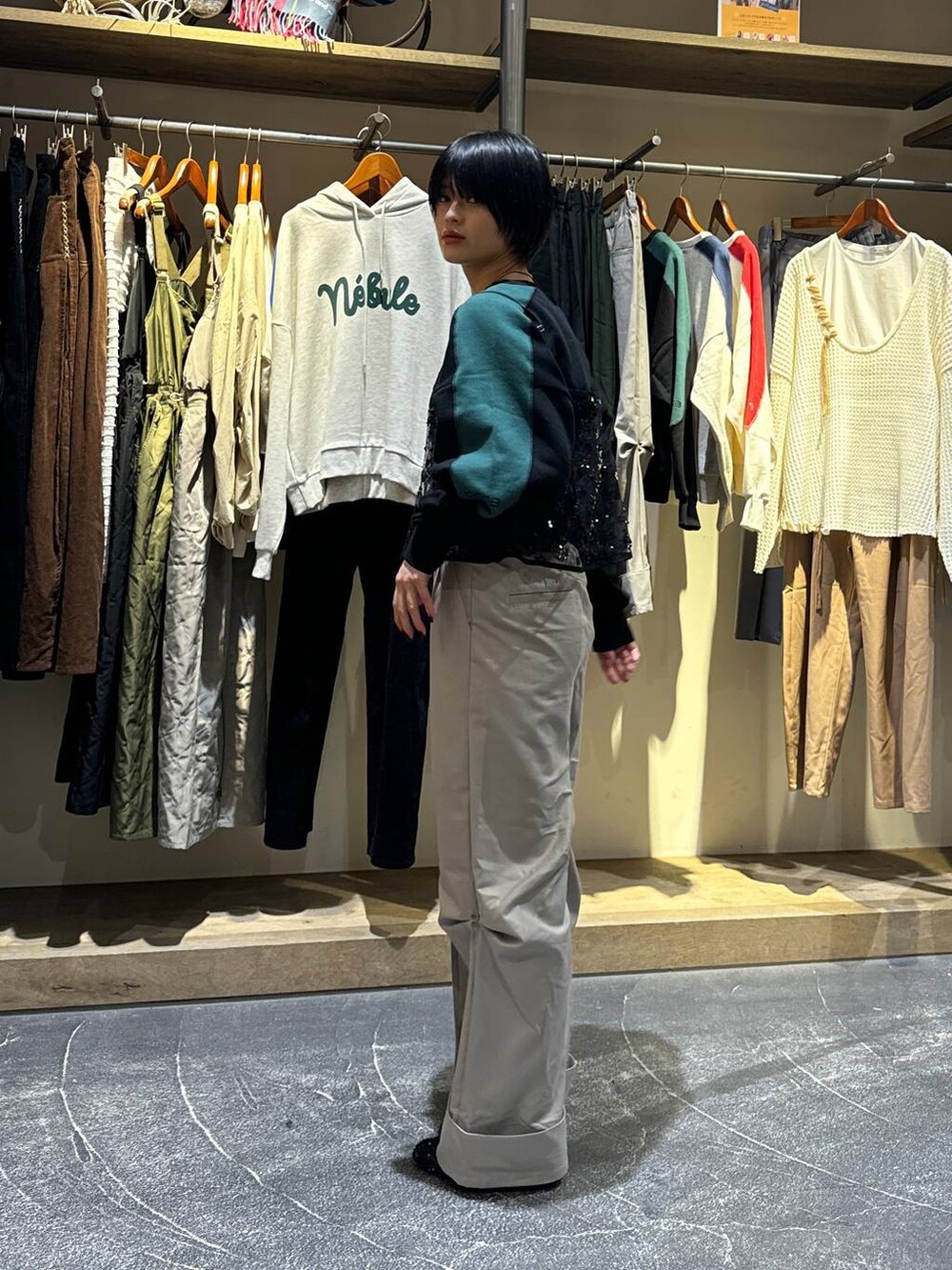 ブラック系のバレエシューズ、ブラック系のキャミソールを着用したレディースの秋コーディネートの5枚目の写真