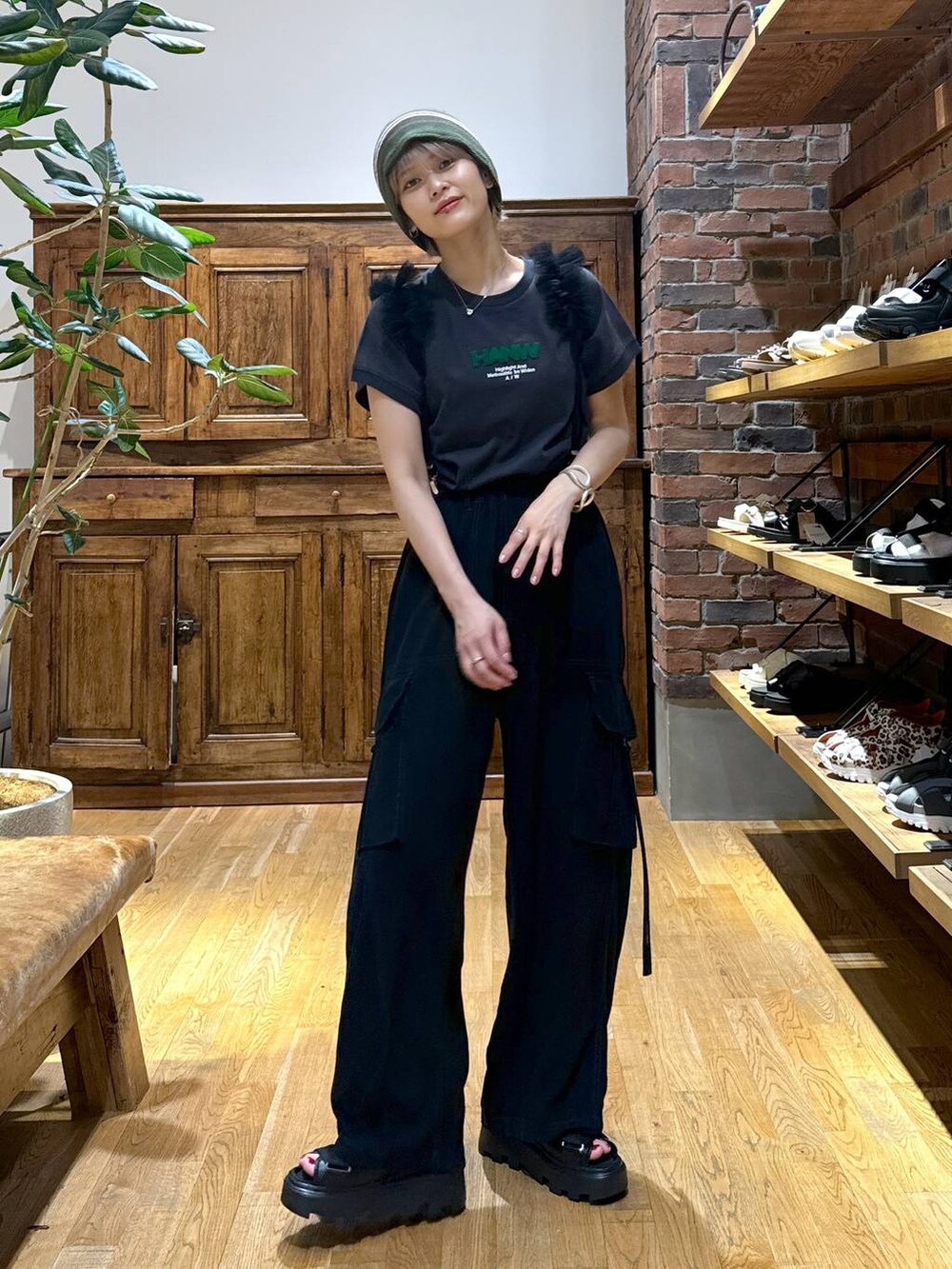 ブラック系のサンダル、ブラック系のカーゴパンツ、グレー系のTシャツ/カットソーを着用したレディースの夏コーディネートの7枚目の写真