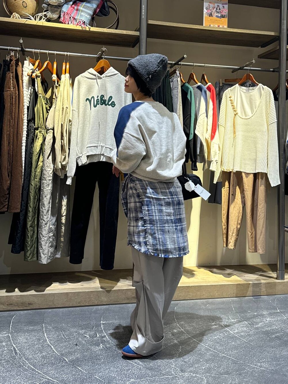 ブルー系のシャツ/ブラウス、ブルー系のスニーカー、ブラック系のボストンバッグを着用したレディースの秋コーディネートの4枚目の写真