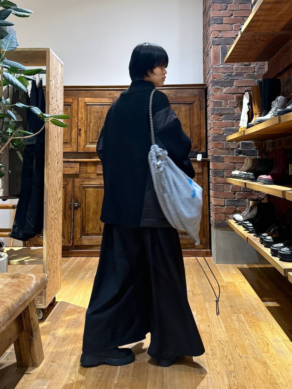 ブラック系のブルゾン、グレー系のバックパック/リュックを着用したレディースの秋コーディネートの3枚目の写真