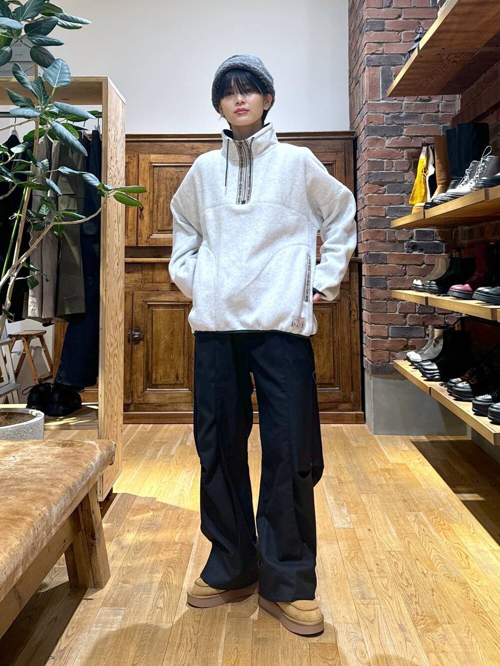 イエロー系のモカシン/デッキシューズ、グレー系のその他トップス、グレー系のハットを着用したレディースの秋コーディネートの2枚目の写真