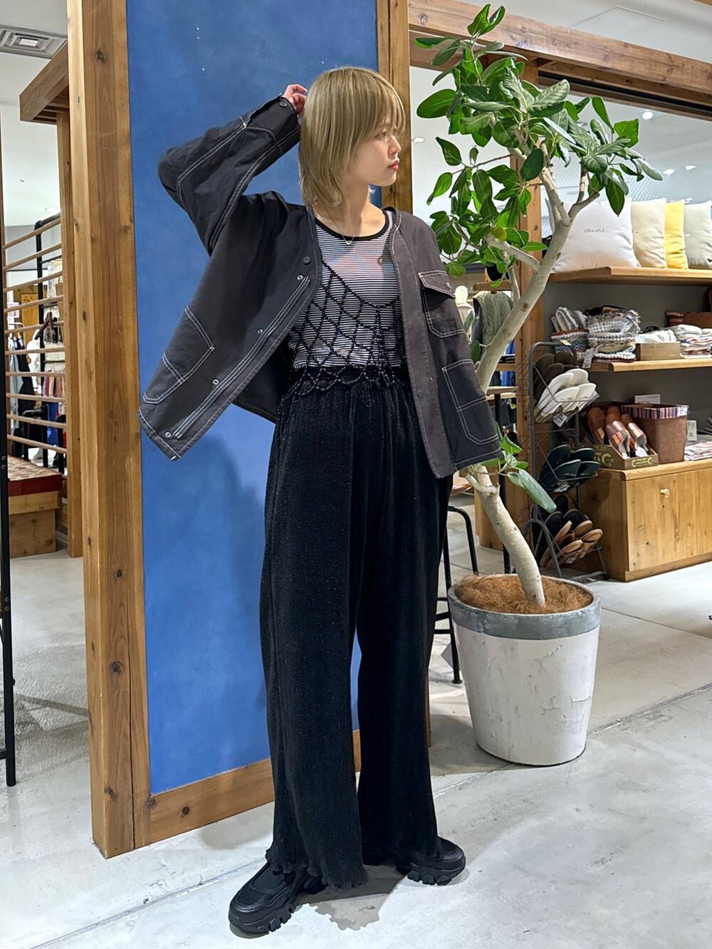 ブラック系のベスト、ブラック系のスニーカーを着用したレディースの春コーディネートの5枚目の写真