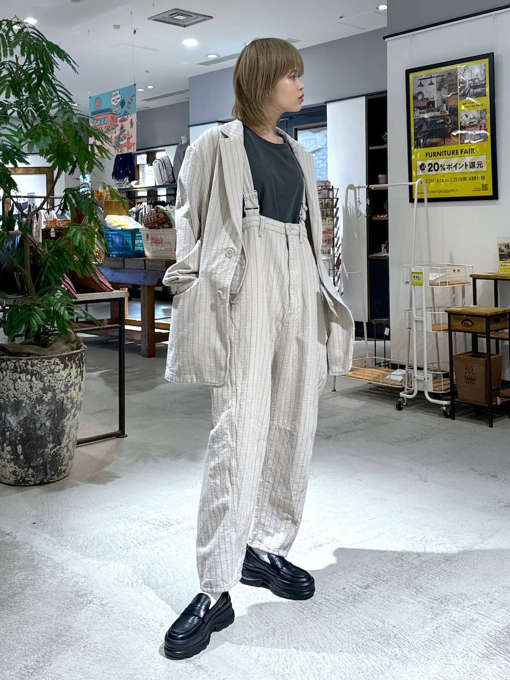 ブラック系のローファー、ベージュ系のテーラードジャケット、ベージュ系のその他パンツを着用したレディースの春コーディネートの2枚目の写真