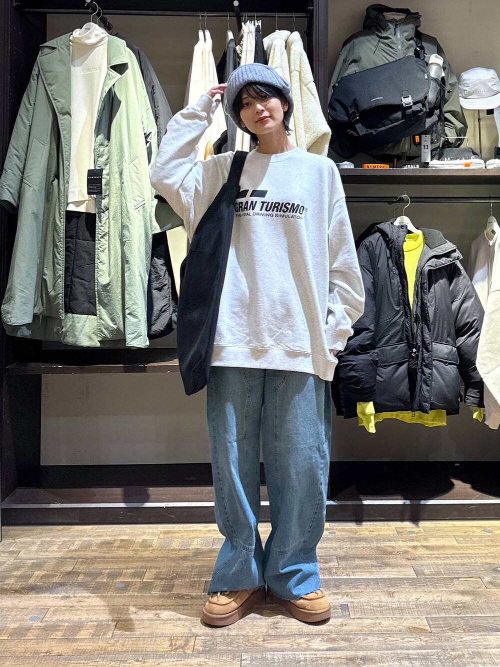 イエロー系のモカシン/デッキシューズ、ブラック系のトートバッグ、グレー系のスウェットを着用したレディースの冬コーディネートの6枚目の写真