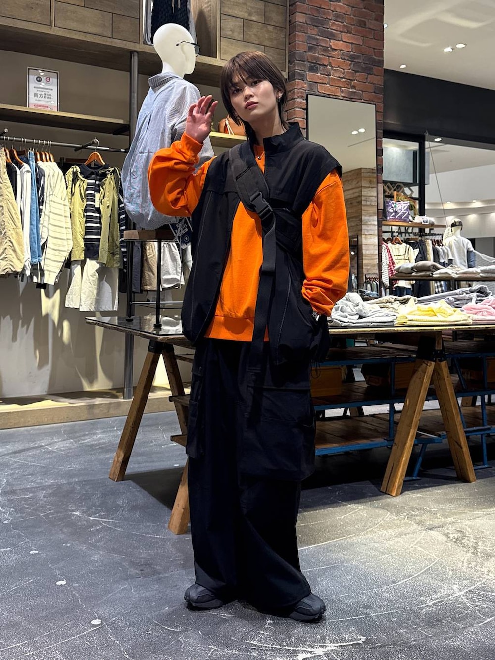 ブラック系のスニーカー、ブラック系のその他パンツ、ブラック系のベストを着用したメンズの春コーディネートの2枚目の写真