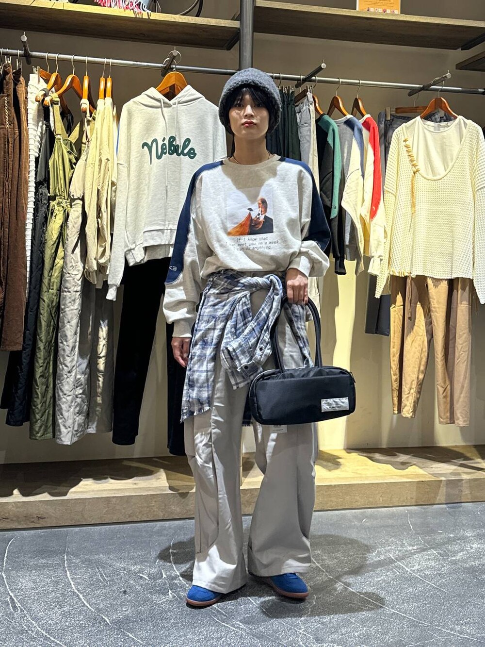 ブルー系のシャツ/ブラウス、ブルー系のスニーカー、ブラック系のボストンバッグを着用したレディースの秋コーディネートの5枚目の写真