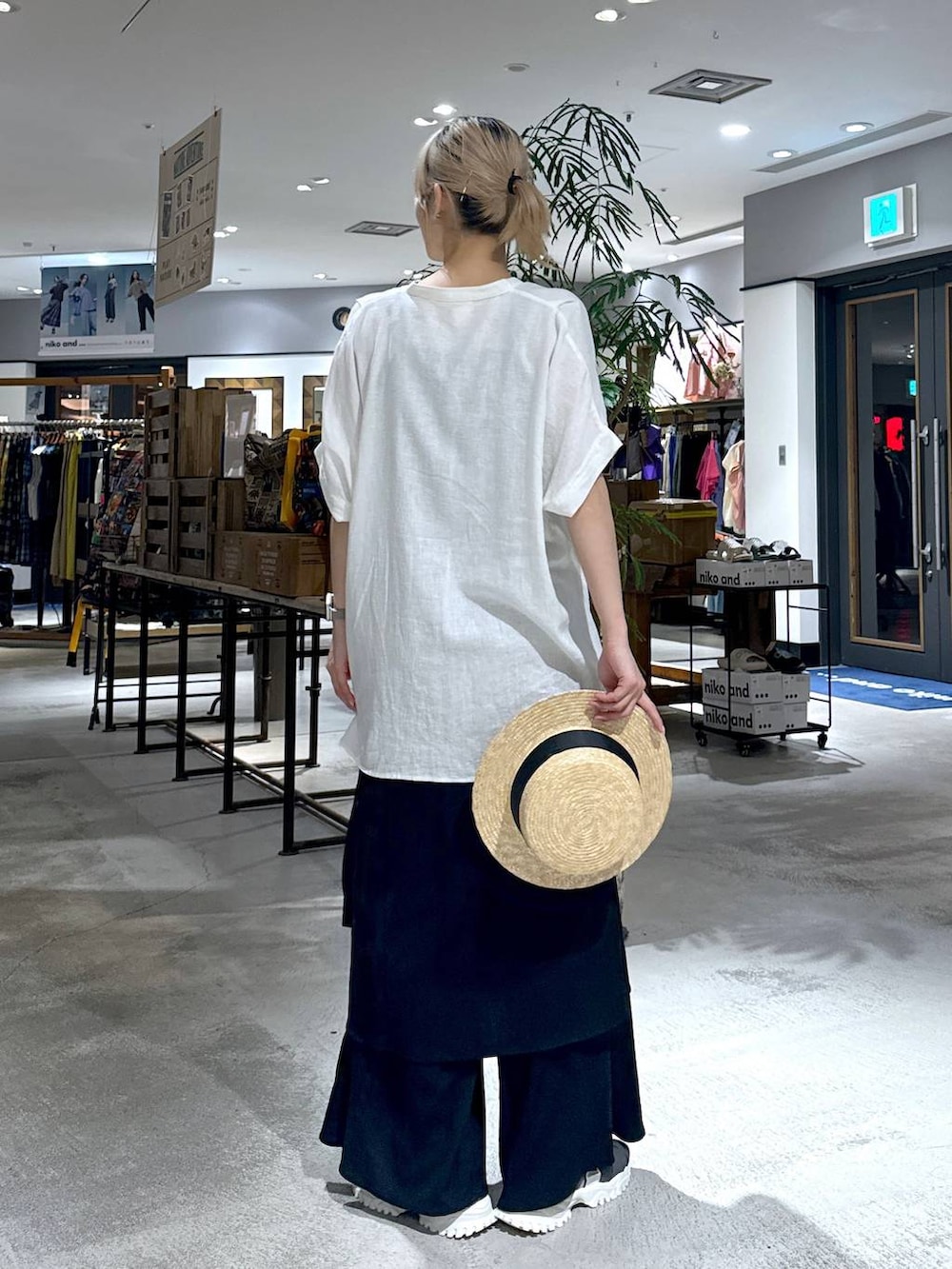 ホワイト系のシャツ/ブラウス、ベージュ系のハットを着用したレディースの春コーディネートの6枚目の写真