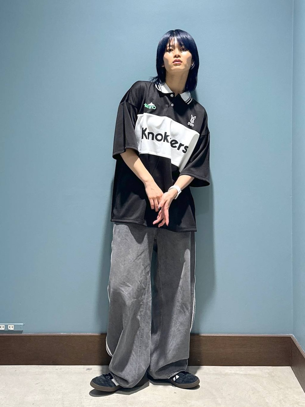 ブラック系のTシャツ/カットソーを着用したレディースの春コーディネートの2枚目の写真