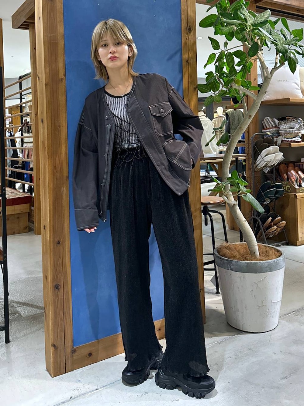 ブラック系のベスト、ブラック系のスニーカーを着用したレディースの春コーディネートの3枚目の写真