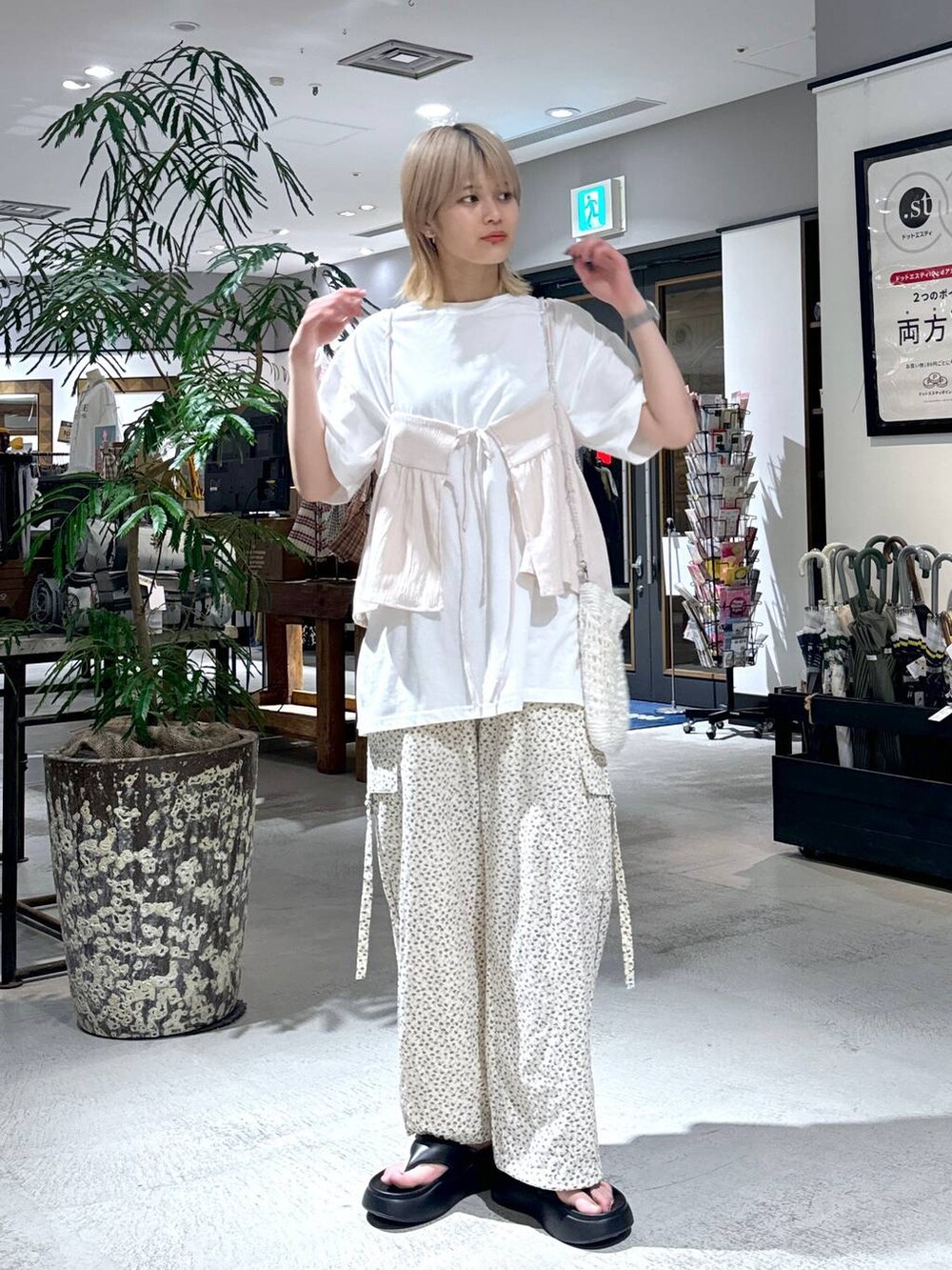 ブラック系のサンダルを着用したレディースの春コーディネートの2枚目の写真