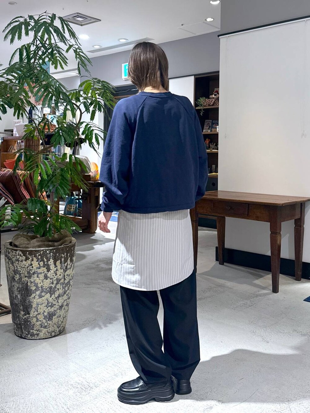 ブラック系のローファー、グレー系のシャツ/ブラウス、ブラック系のスラックスを着用したメンズの冬コーディネートの3枚目の写真