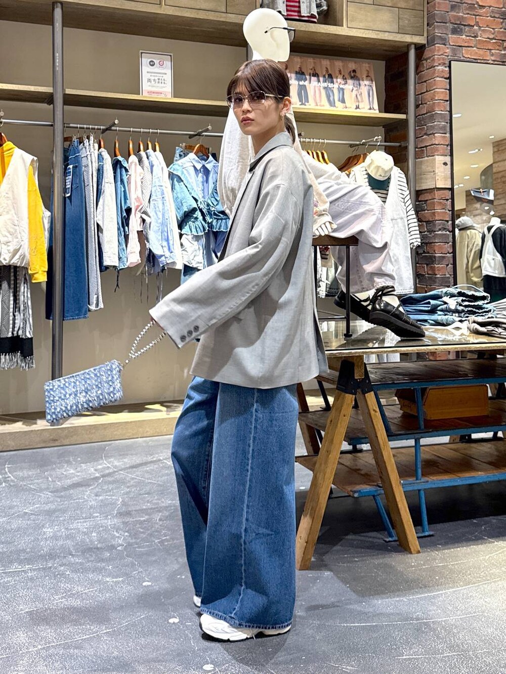 「ワントーン、カジュアル、韓国系、春コーデ、骨格ウェーブ、高身長、niko and ...、ジャケット、ジャケットスタイル、デニムパンツ」|「niko and...のホヅホヅBIGダブルジャケット(テーラードジャケット、グレー系)」を使った、もずさん(レディース・165cm)の冬コーディネートの3枚目の写真