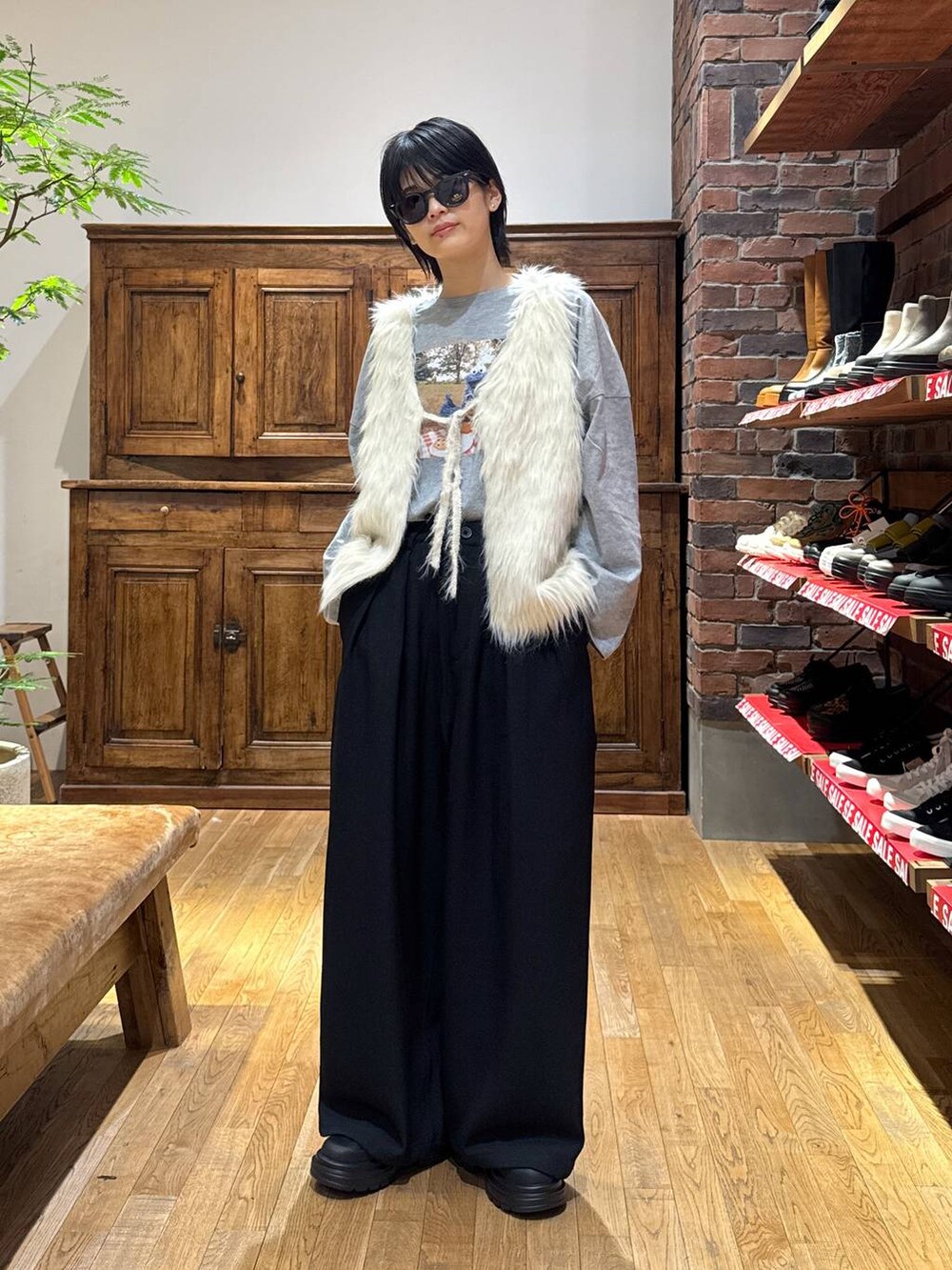 ブラック系のその他パンツ、グレー系のTシャツ/カットソー、ベージュ系のベストを着用したレディースの冬コーディネートの2枚目の写真