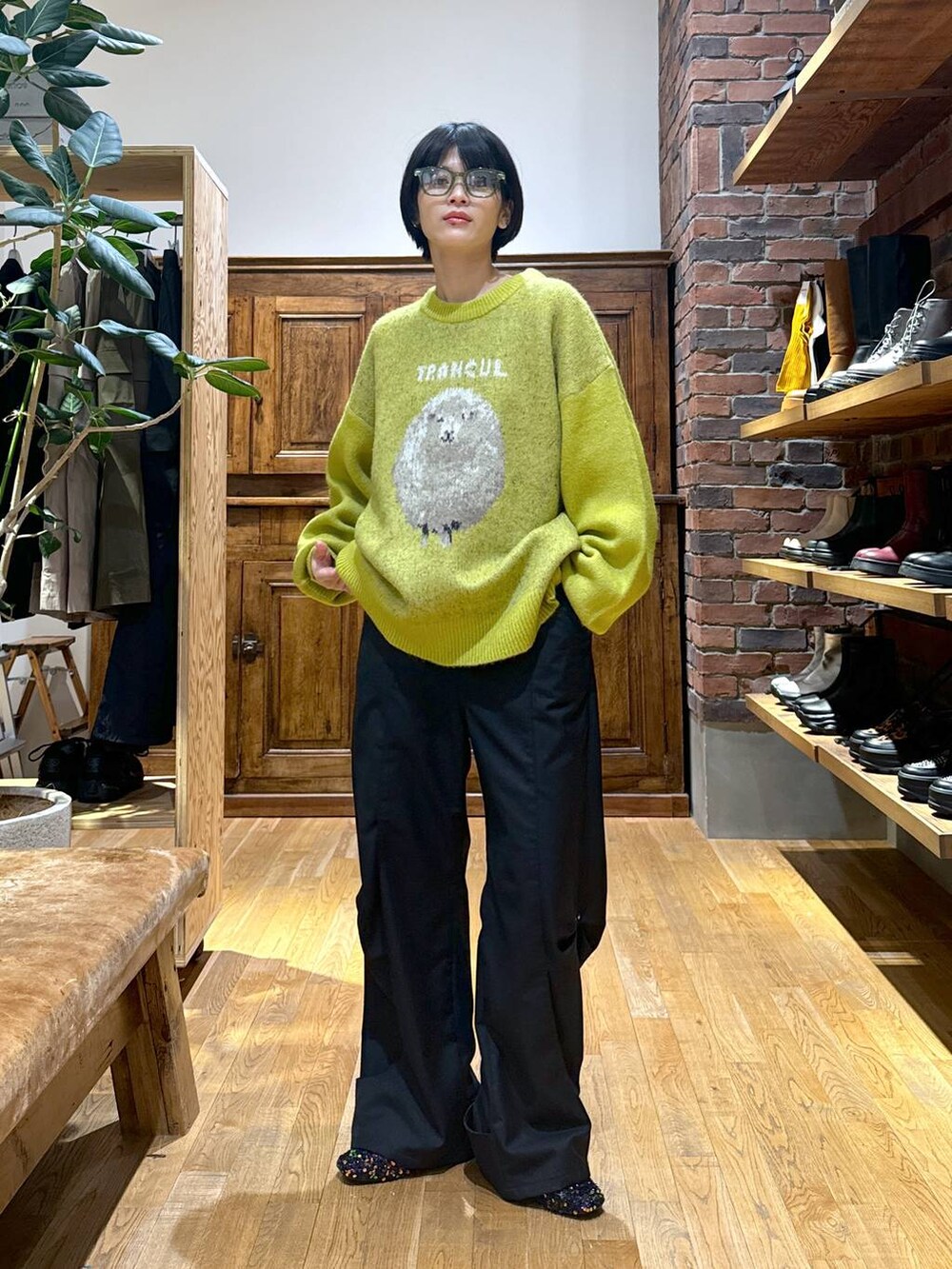 ホワイト系のTシャツ/カットソー、その他のバレエシューズ、イエロー系のニット/セーターを着用したレディースの秋コーディネートの4枚目の写真