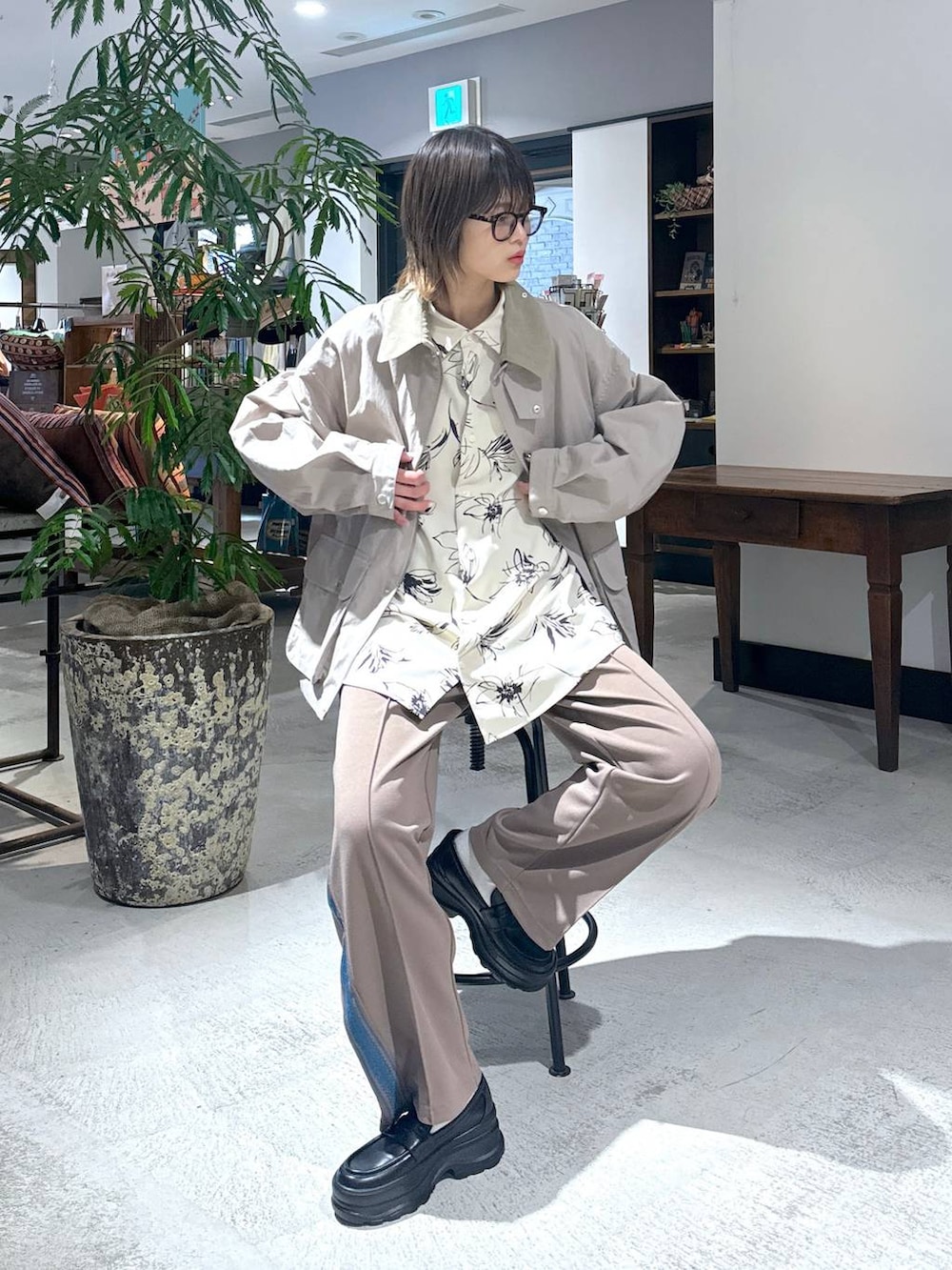 ブラック系のローファー、ブラウン系のその他パンツ、ベージュ系のシャツ/ブラウスを着用したメンズの冬コーディネートの4枚目の写真