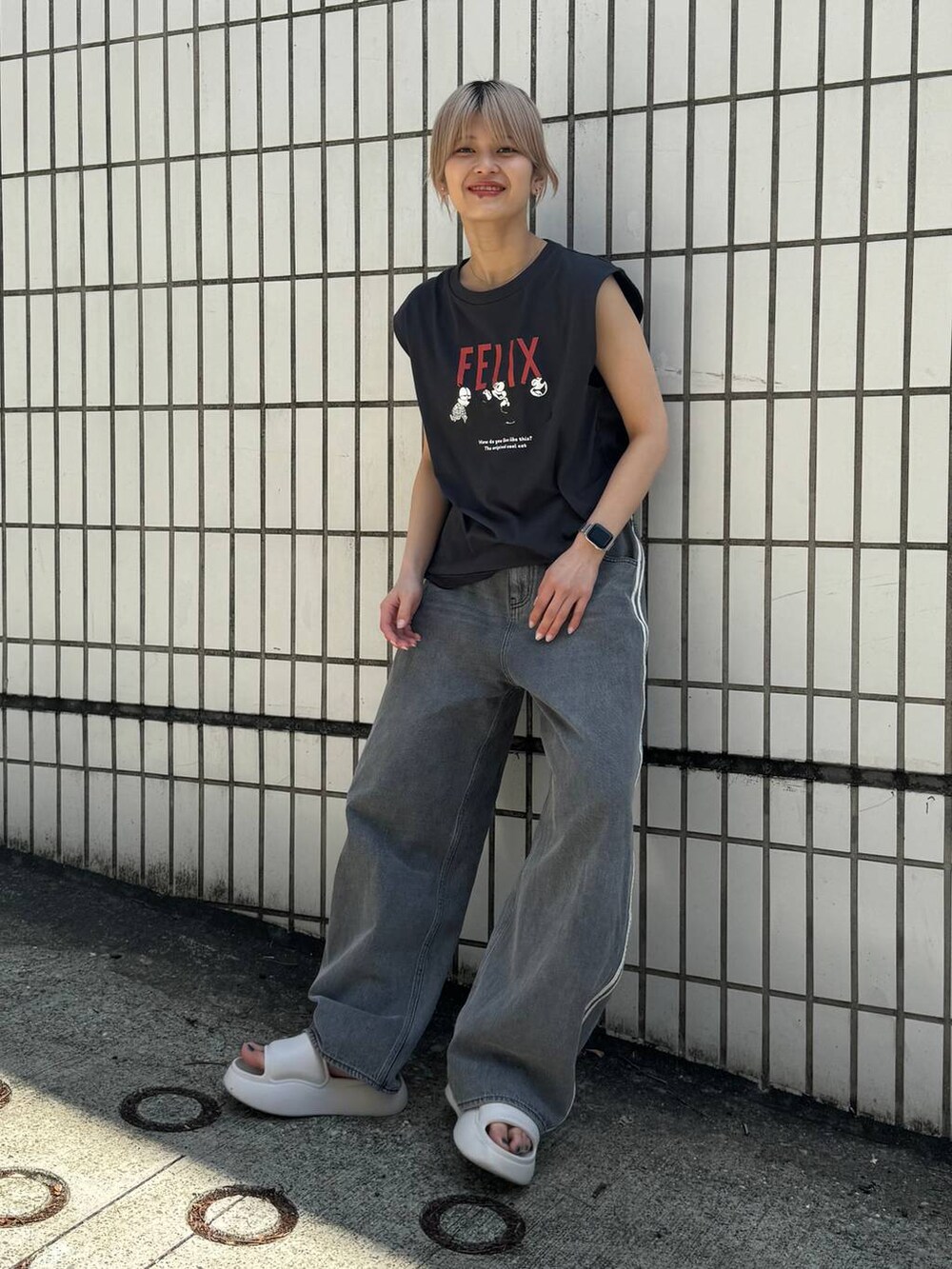 ベージュ系のサンダルを着用したレディースの夏コーディネートの2枚目の写真