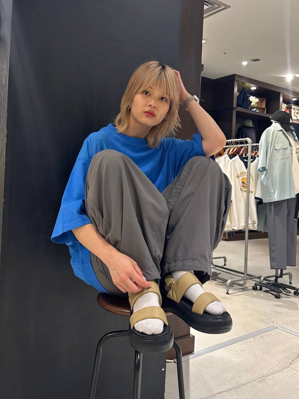 イエロー系のサンダル、グレー系のその他パンツを着用したレディースの春コーディネートの2枚目の写真