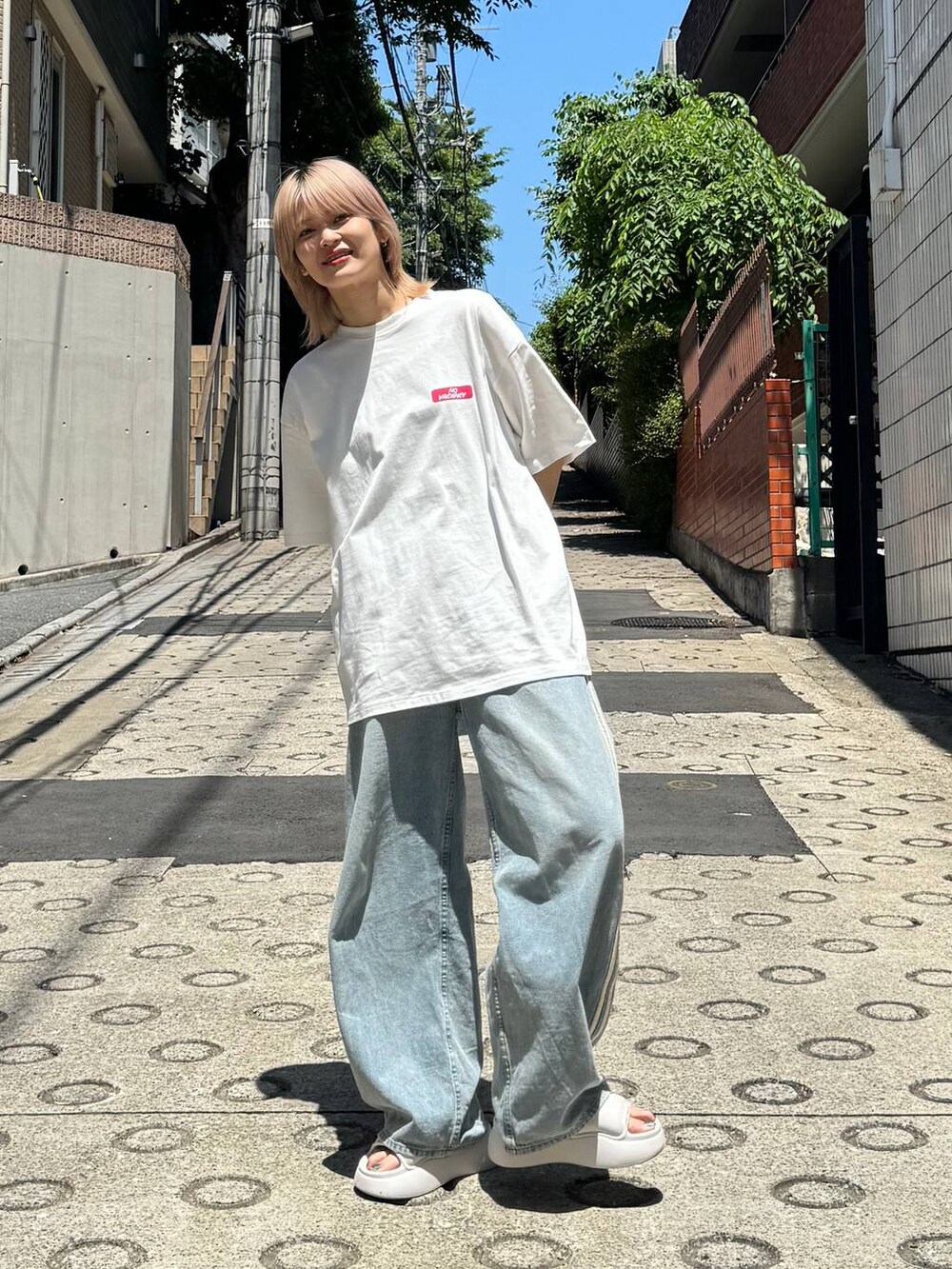 ベージュ系のサンダルを着用したレディースの夏コーディネートの6枚目の写真