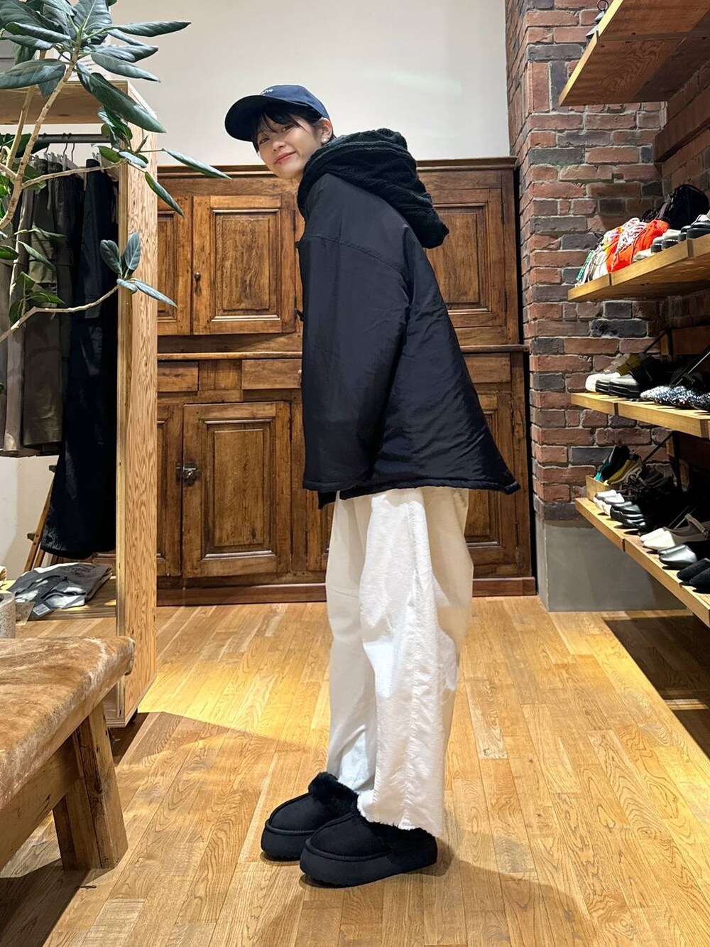 ホワイト系のその他パンツ、ブラック系のスリッポンを着用したレディースの秋コーディネートの5枚目の写真