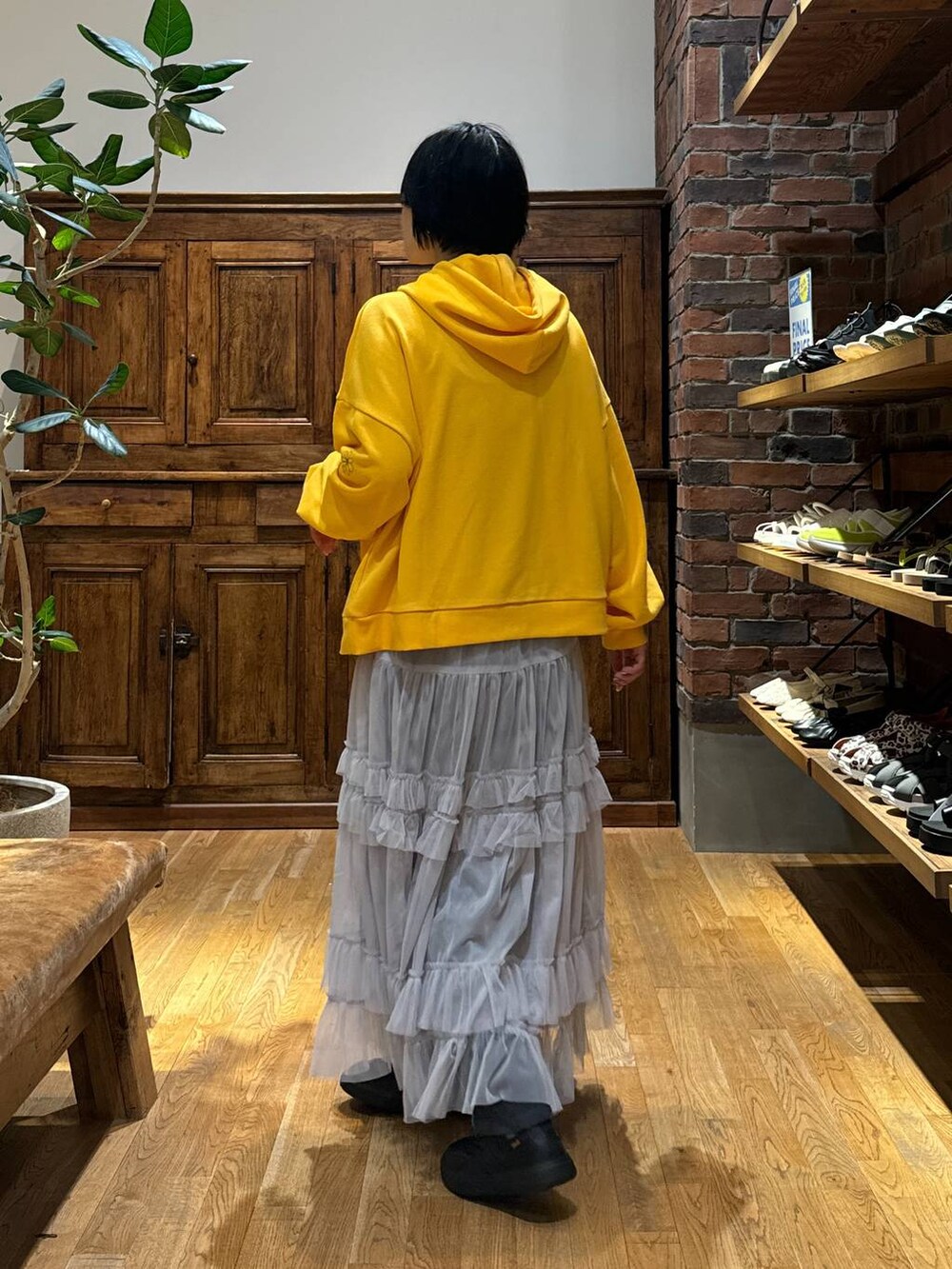 ブラック系のその他シューズ、グレー系のスカート、ブラック系のその他パンツを着用したレディースの秋コーディネートの2枚目の写真