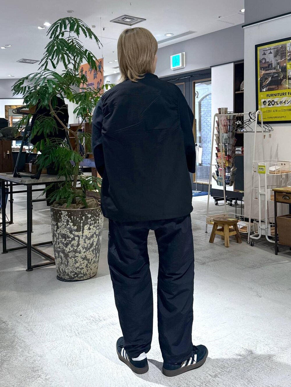 ブラック系のベスト、ブラック系のTシャツ/カットソーを着用したレディースの春コーディネートの2枚目の写真