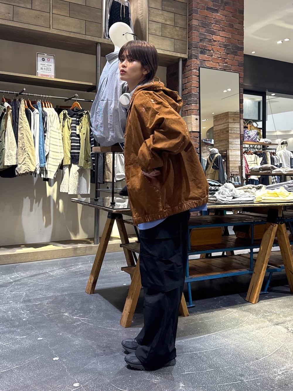 ブルー系のシャツ/ブラウス、ブラック系のスニーカー、ブラック系のその他パンツを着用したメンズの春コーディネートの4枚目の写真