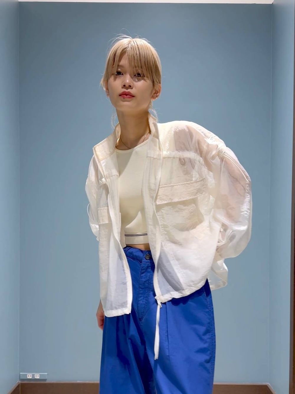 ベージュ系のタンクトップ、ブルー系のその他パンツ、ホワイト系のブルゾンを着用したレディースの春コーディネートの5枚目の写真