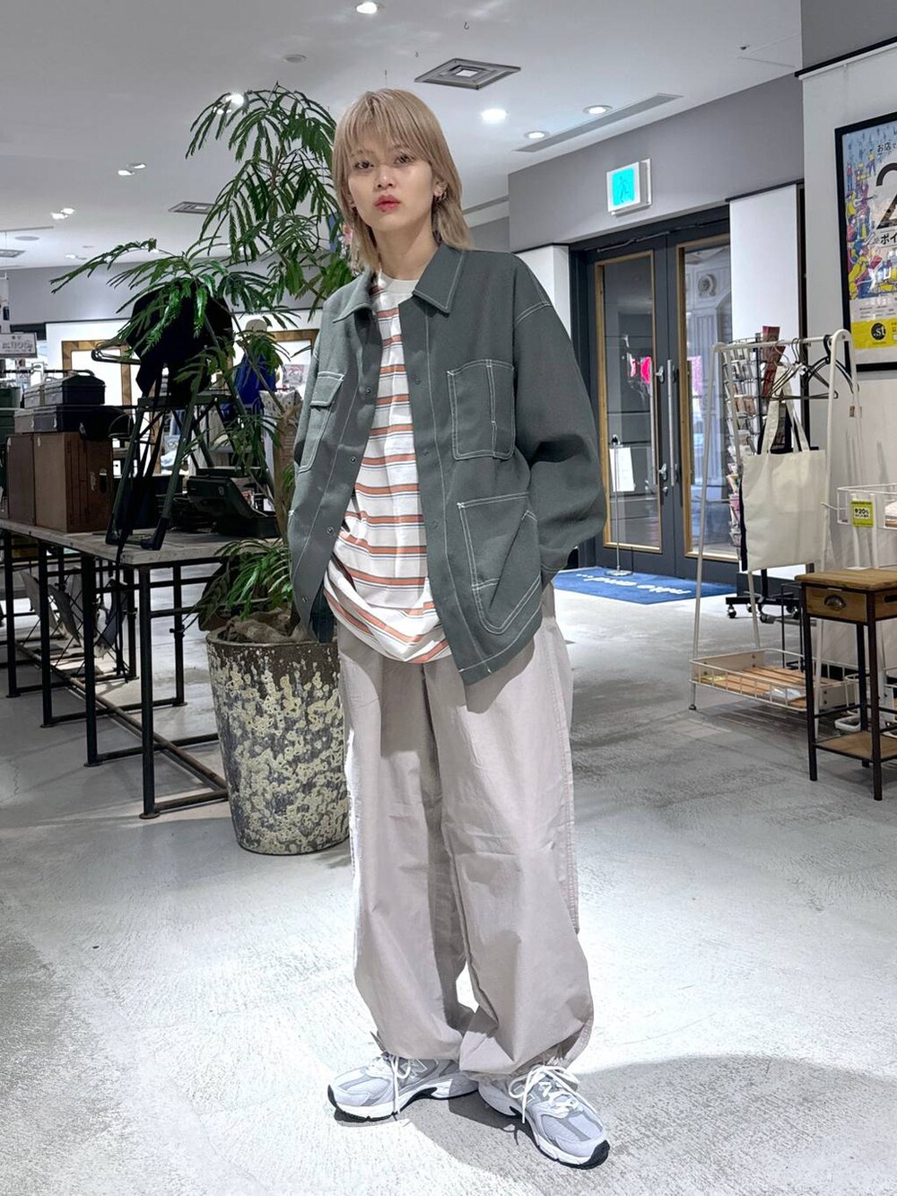 グレー系のスニーカー、ベージュ系のTシャツ/カットソー、グリーン系のその他アウターを着用したメンズの春コーディネートの2枚目の写真