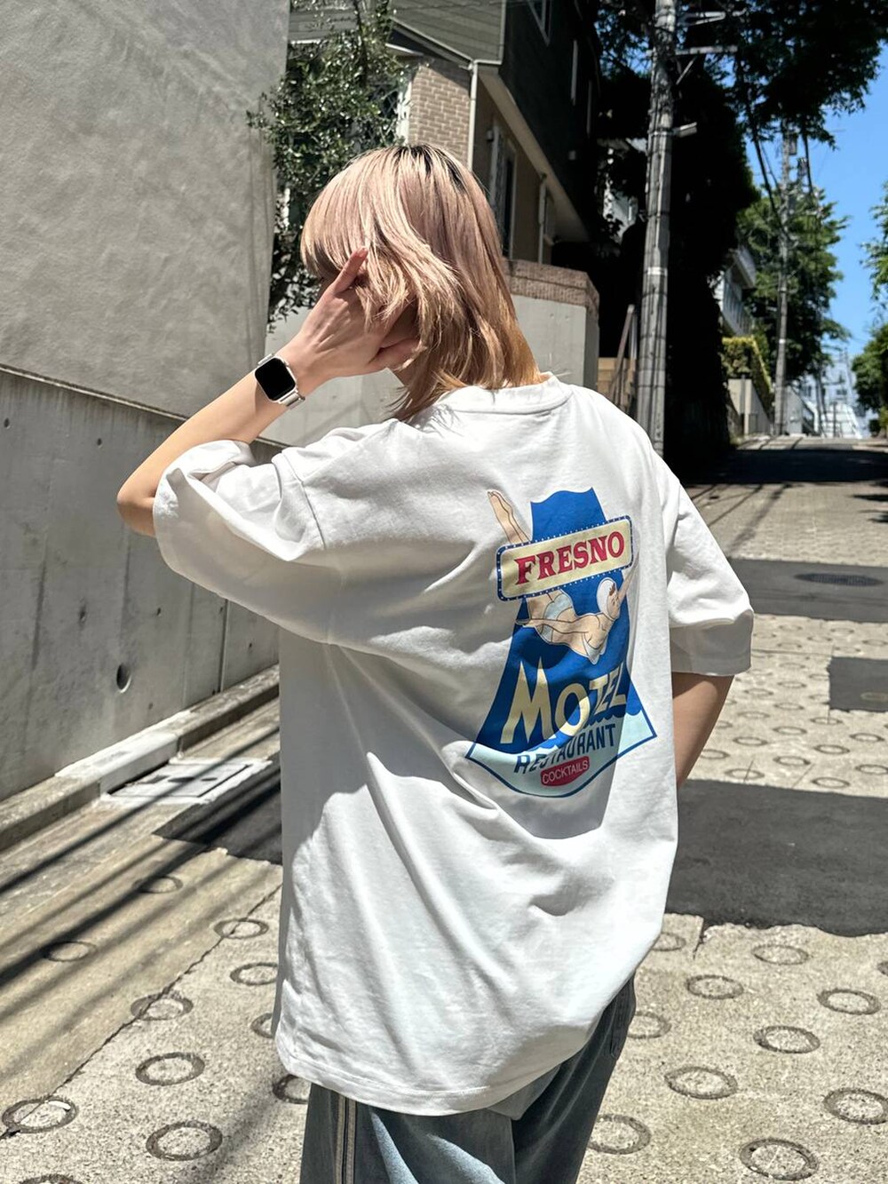 ベージュ系のサンダルを着用したレディースの夏コーディネートの5枚目の写真