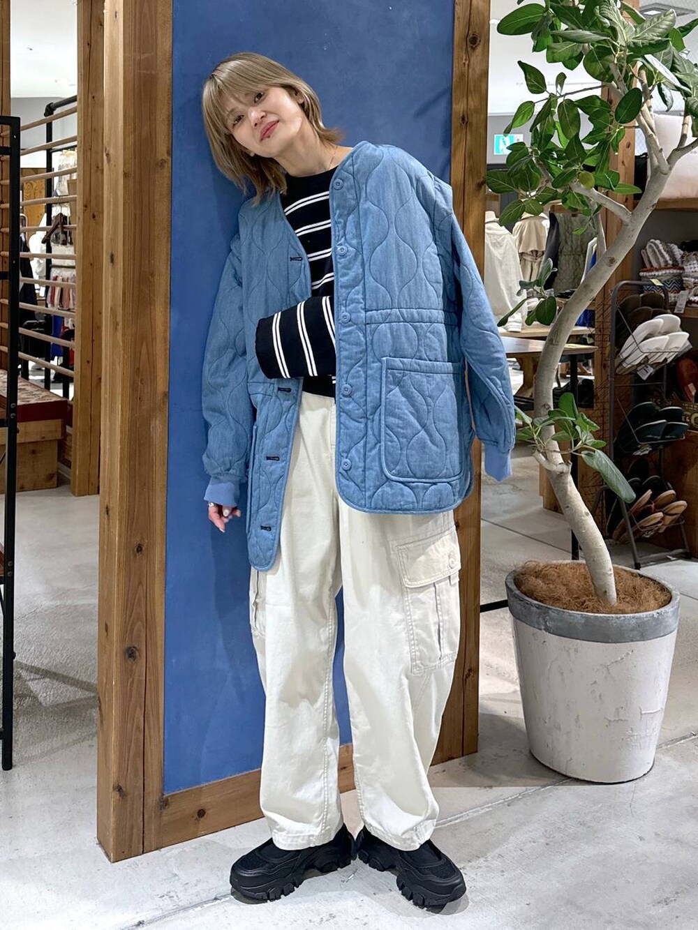 ブルー系のその他アウター、ベージュ系のカーゴパンツ、ブラック系のスニーカーを着用したレディースの春コーディネートの5枚目の写真