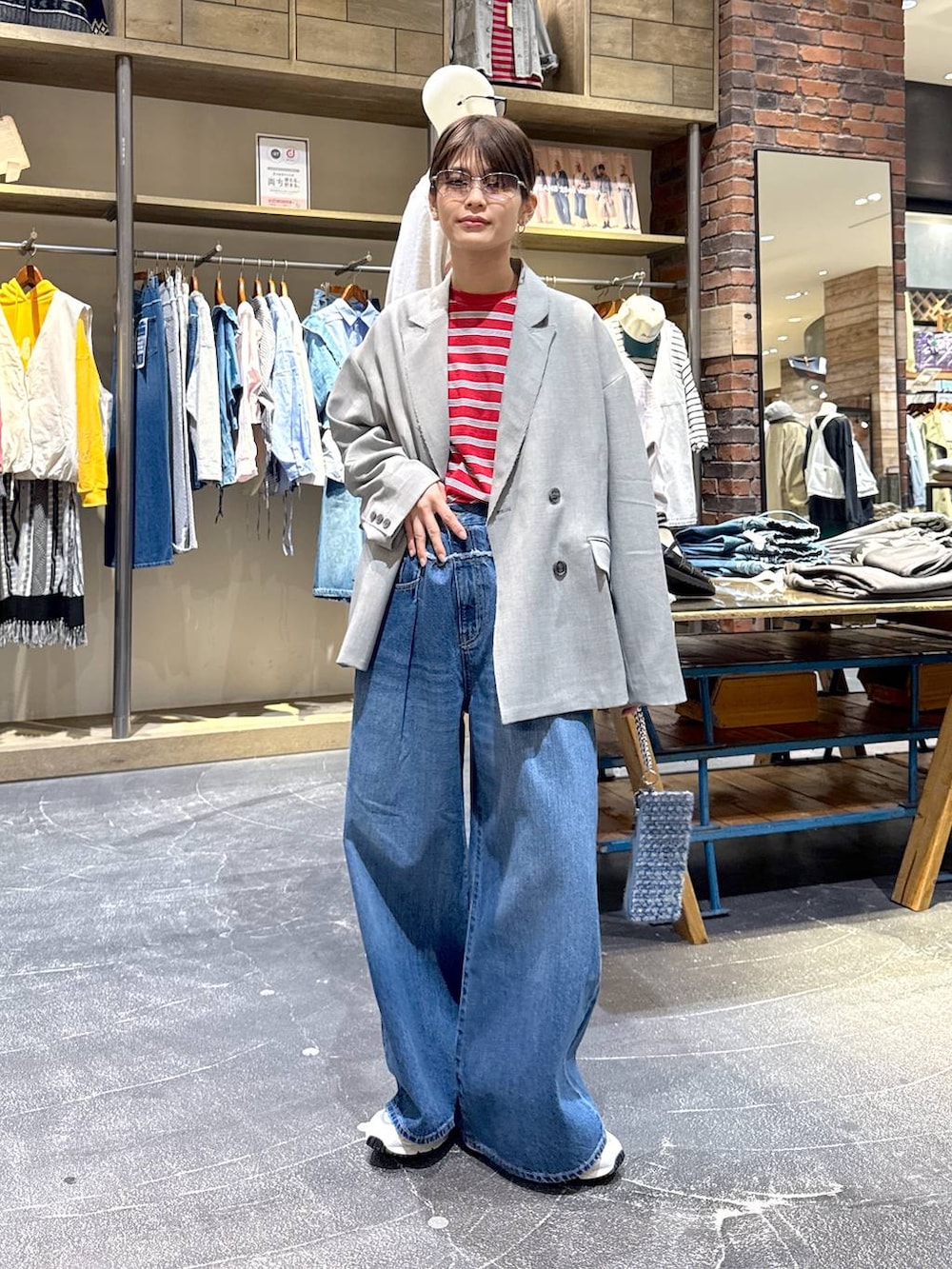 「ワントーン、カジュアル、韓国系、春コーデ、骨格ウェーブ、高身長、niko and ...、ジャケット、ジャケットスタイル、デニムパンツ」|「niko and...のホヅホヅBIGダブルジャケット(テーラードジャケット、グレー系)」を使った、もずさん(レディース・165cm)の冬コーディネートの2枚目の写真