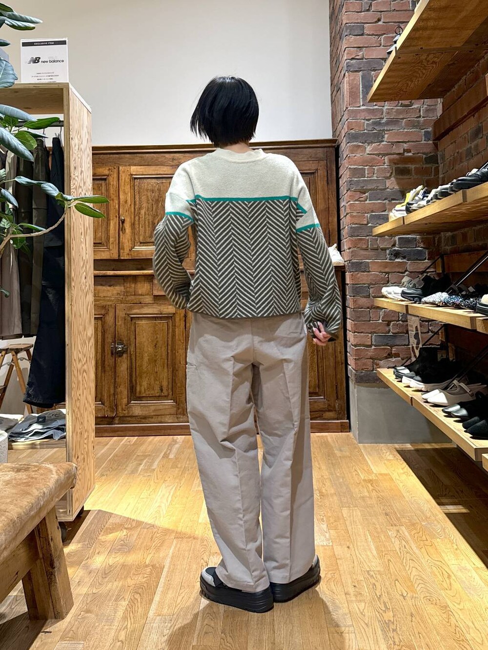 ベージュ系のその他パンツ、ブラウン系のニット/セーター、ブラック系のスニーカーを着用したレディースの冬コーディネートの5枚目の写真