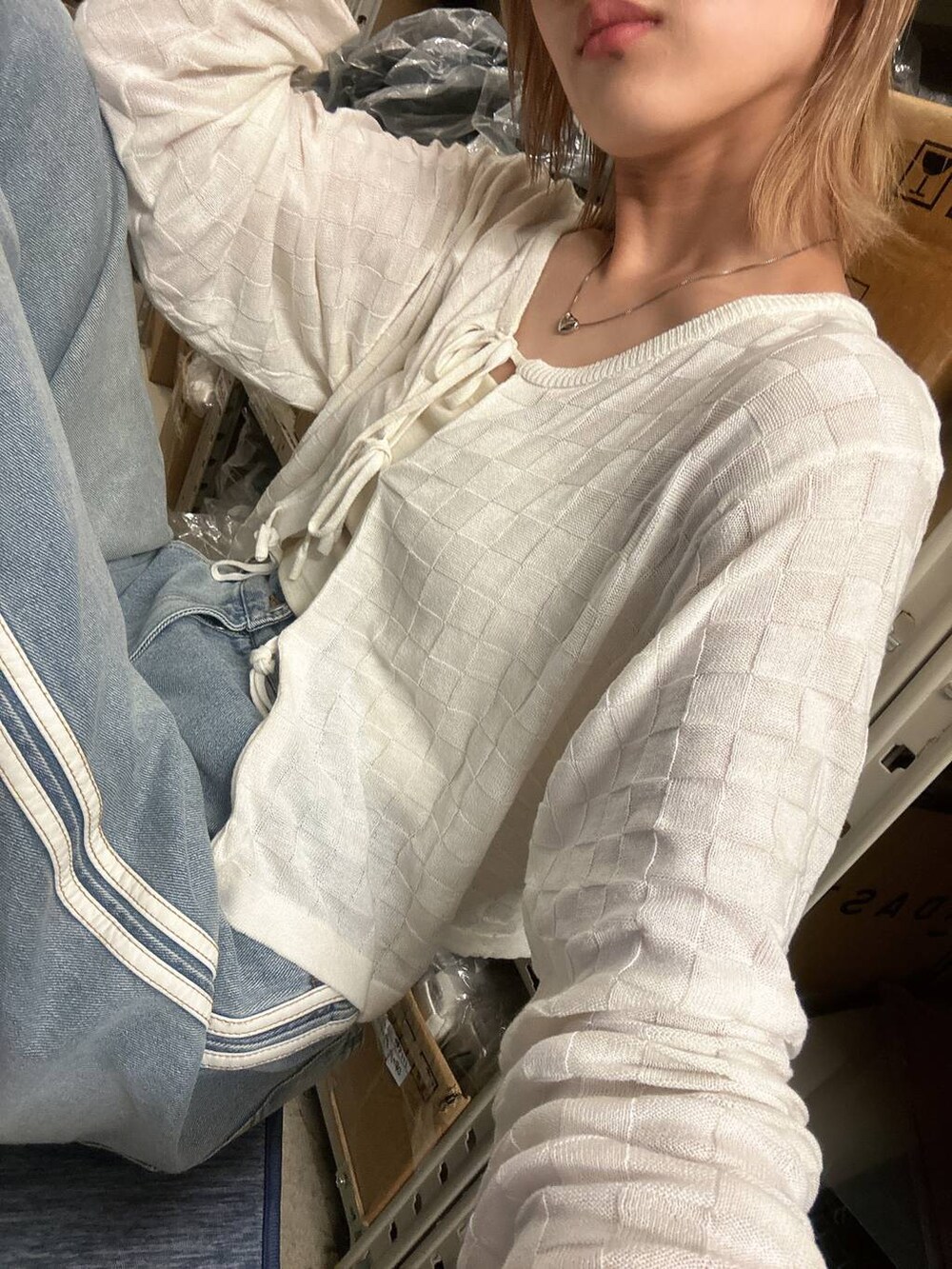 ベージュ系のキャミソール、ホワイト系のカーディガン/ボレロを着用したレディースの春コーディネートの2枚目の写真