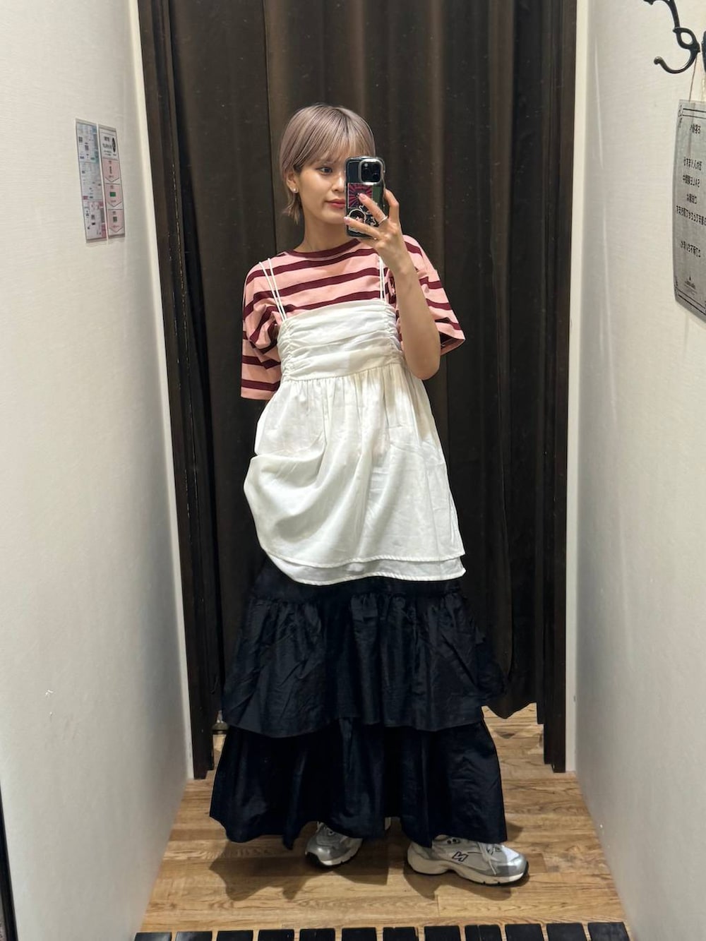 グレー系のスニーカー、ブラック系のスカート、ホワイト系のキャミソールを着用したレディースの夏コーディネートの2枚目の写真