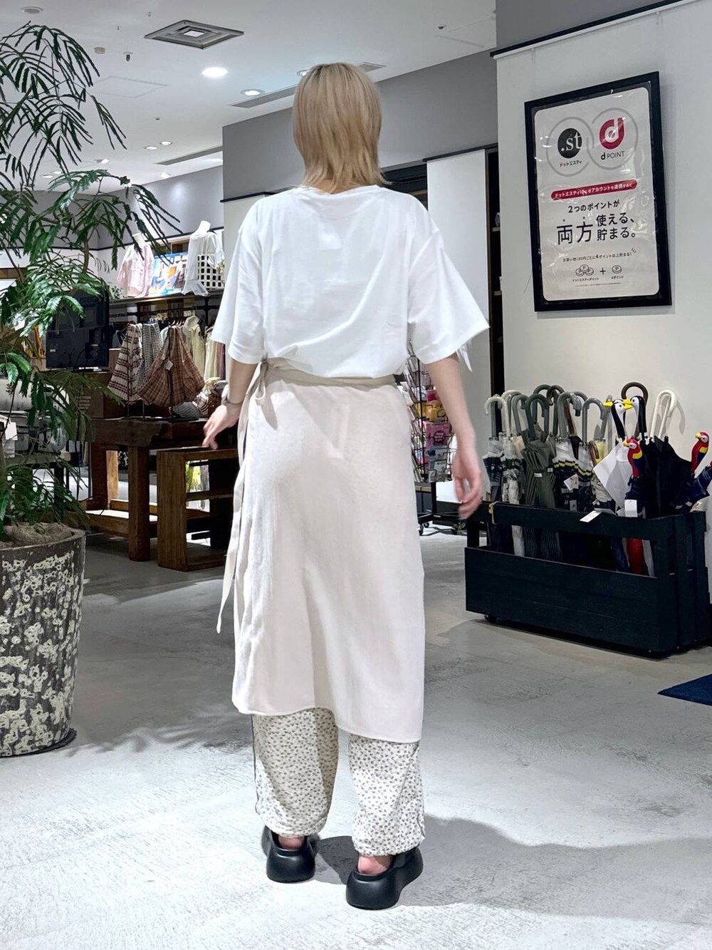 ブラック系のサンダル、ホワイト系のTシャツ/カットソー、その他のサングラスを着用したレディースの春コーディネートの3枚目の写真