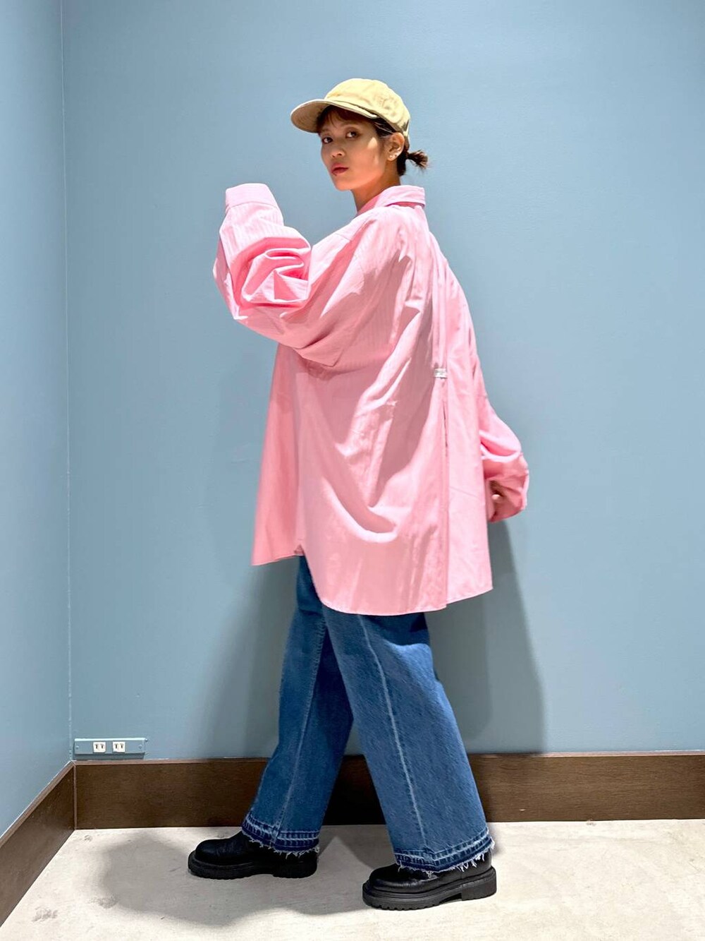 ブルー系のデニムパンツ、ベージュ系のキャップを着用したレディースの冬コーディネートの5枚目の写真