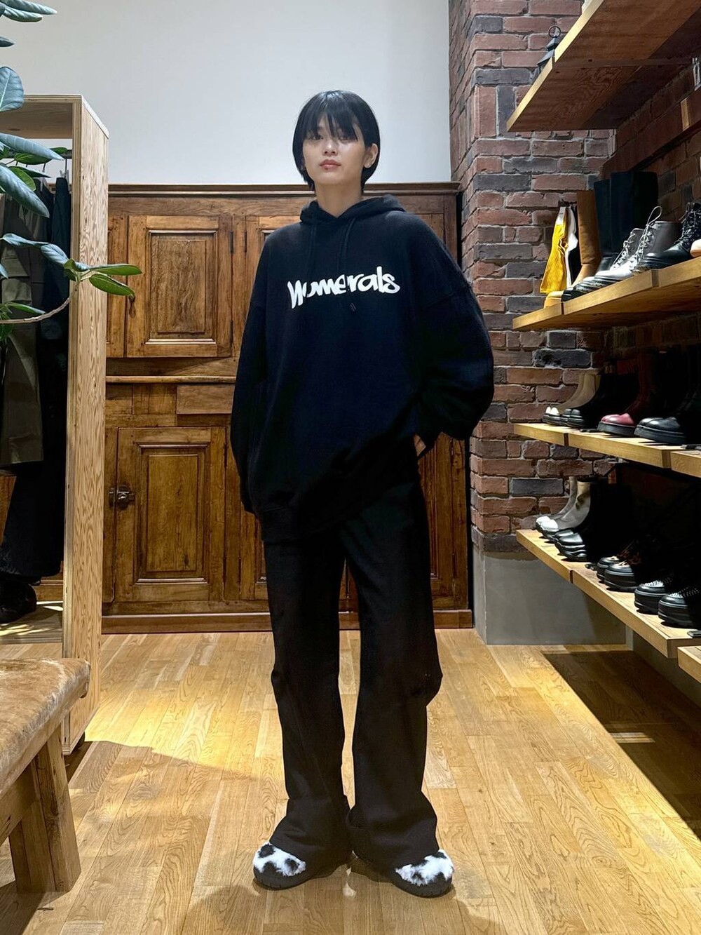 その他のスリッポン、ブラック系のパーカーを着用したレディースの秋コーディネートの4枚目の写真
